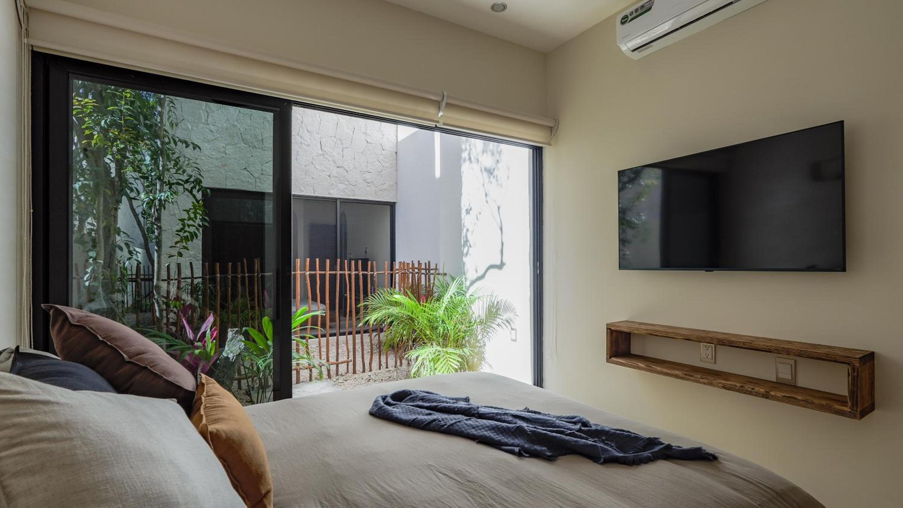 Divine House with private roof and pool only 1km from the Beach