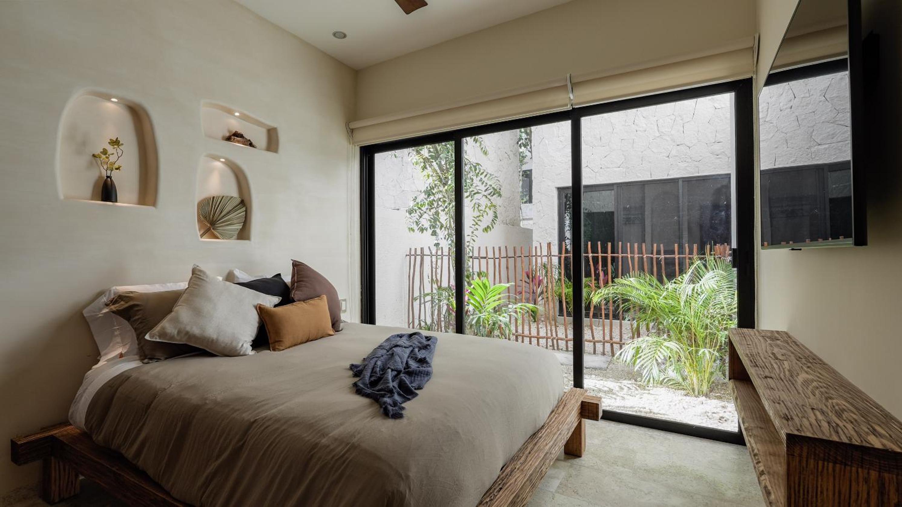 Divine House with private roof and pool only 1km from the Beach