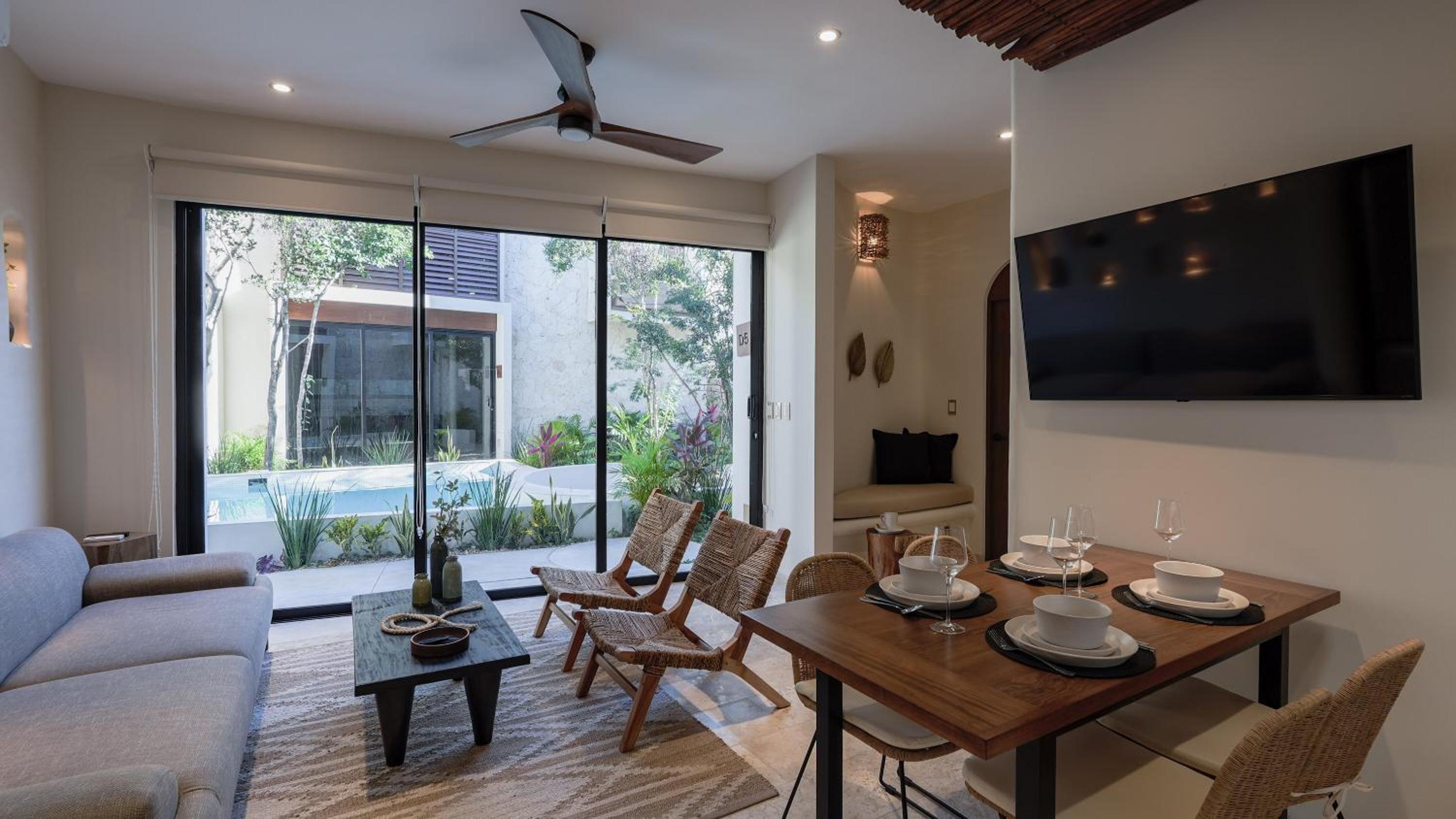 Divine House with private roof and pool only 1km from the Beach