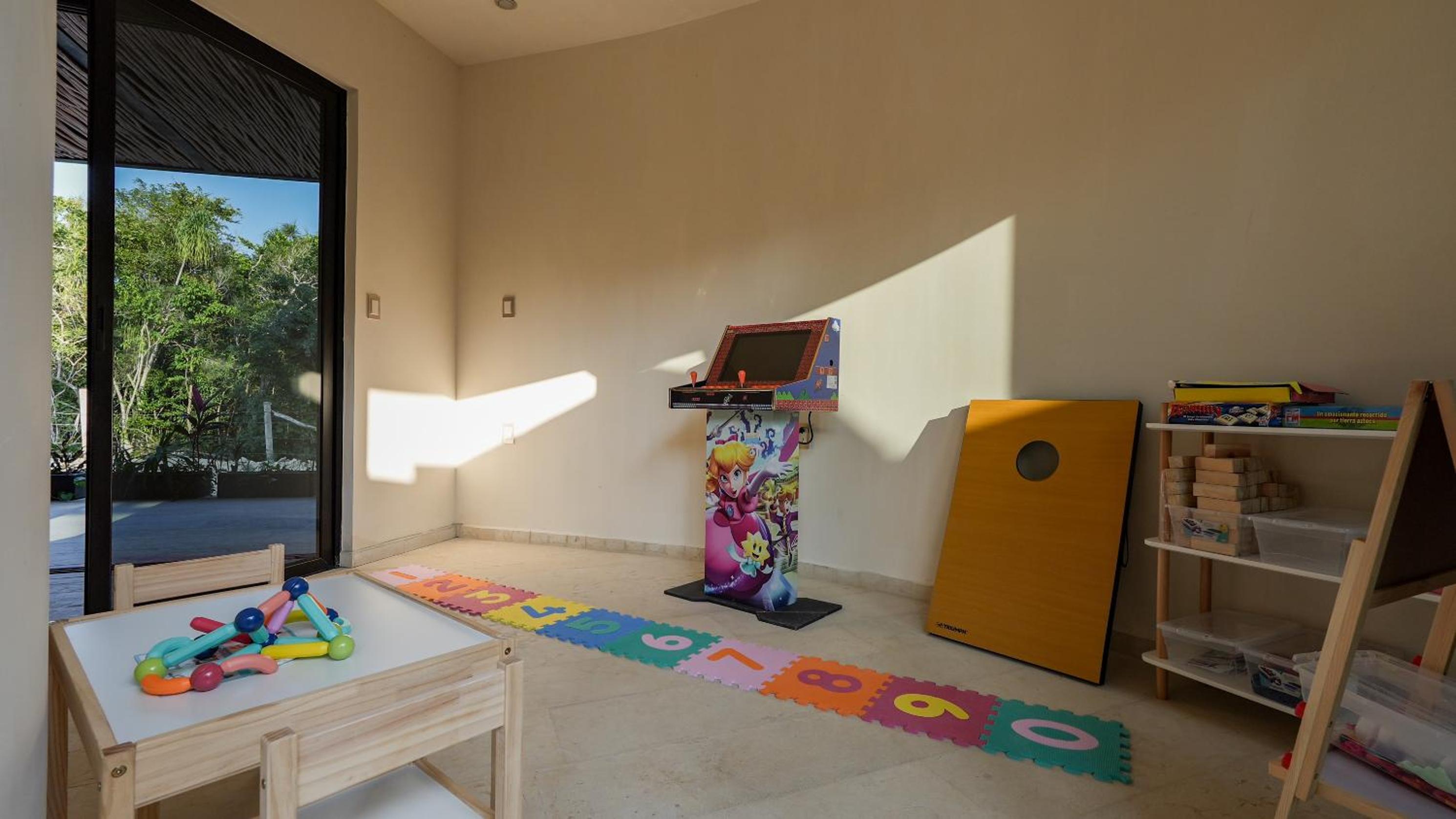 Divine House with private roof and pool only 1km from the Beach