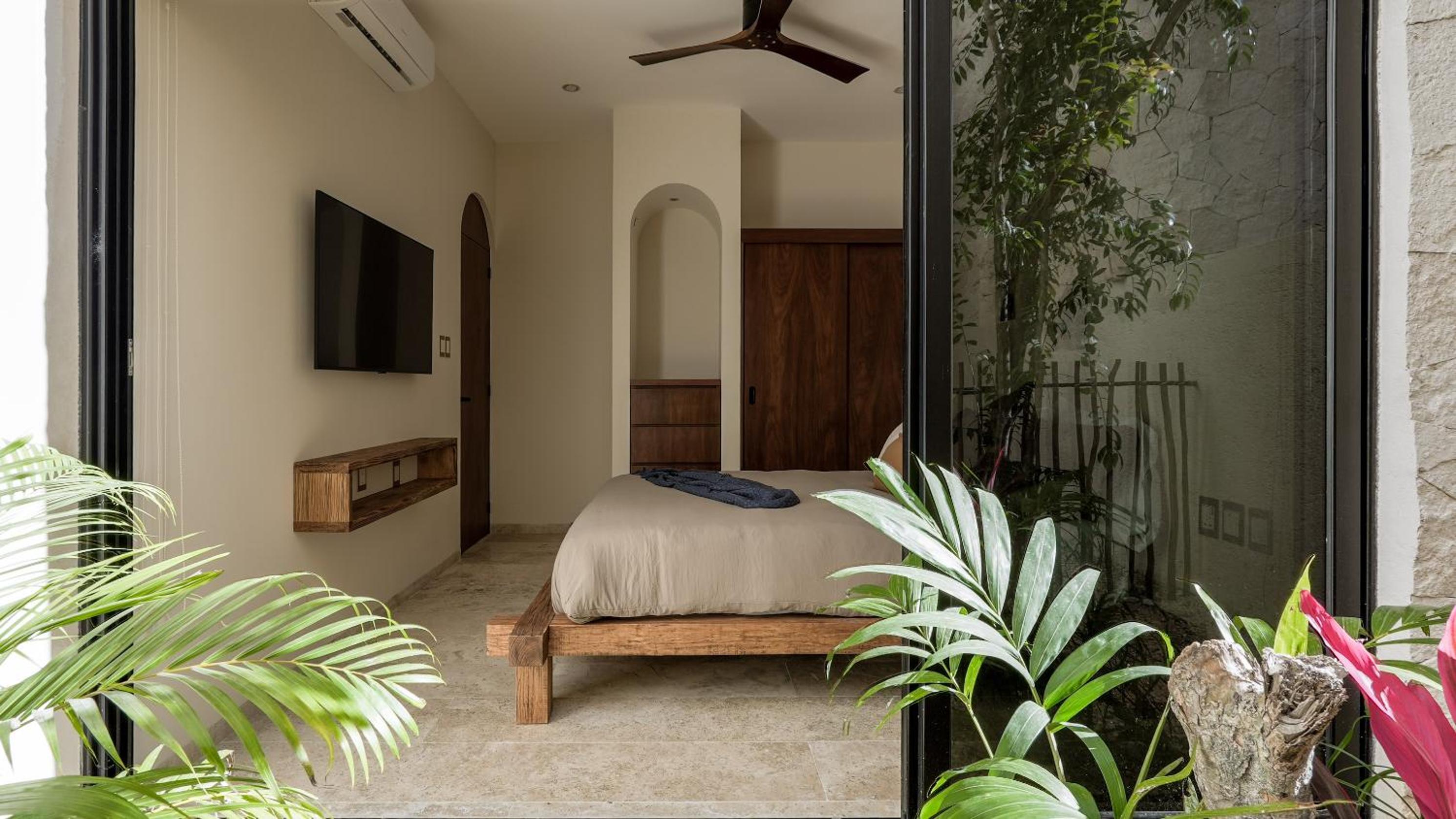 Divine House with private roof and pool only 1km from the Beach