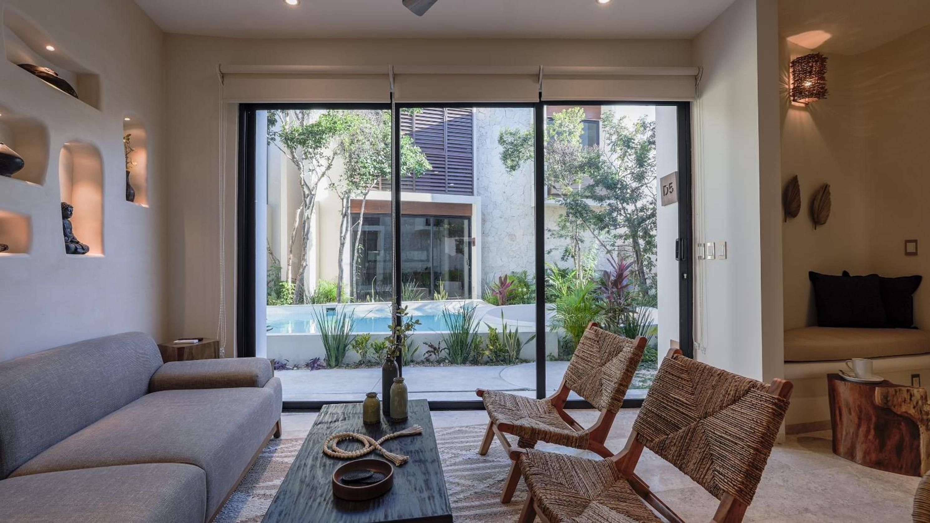 Divine House with private roof and pool only 1km from the Beach