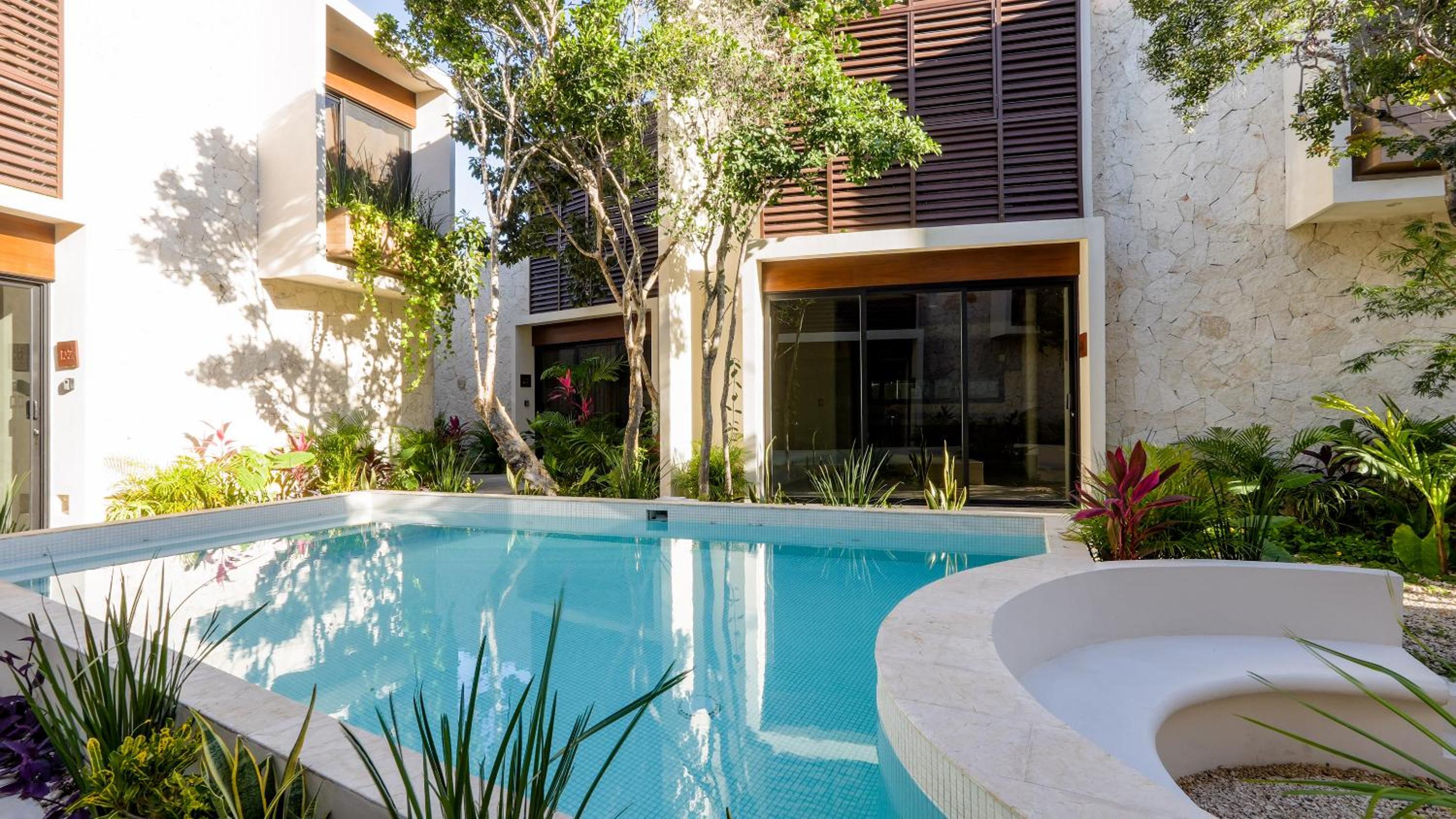 Divine House with private roof and pool only 1km from the Beach