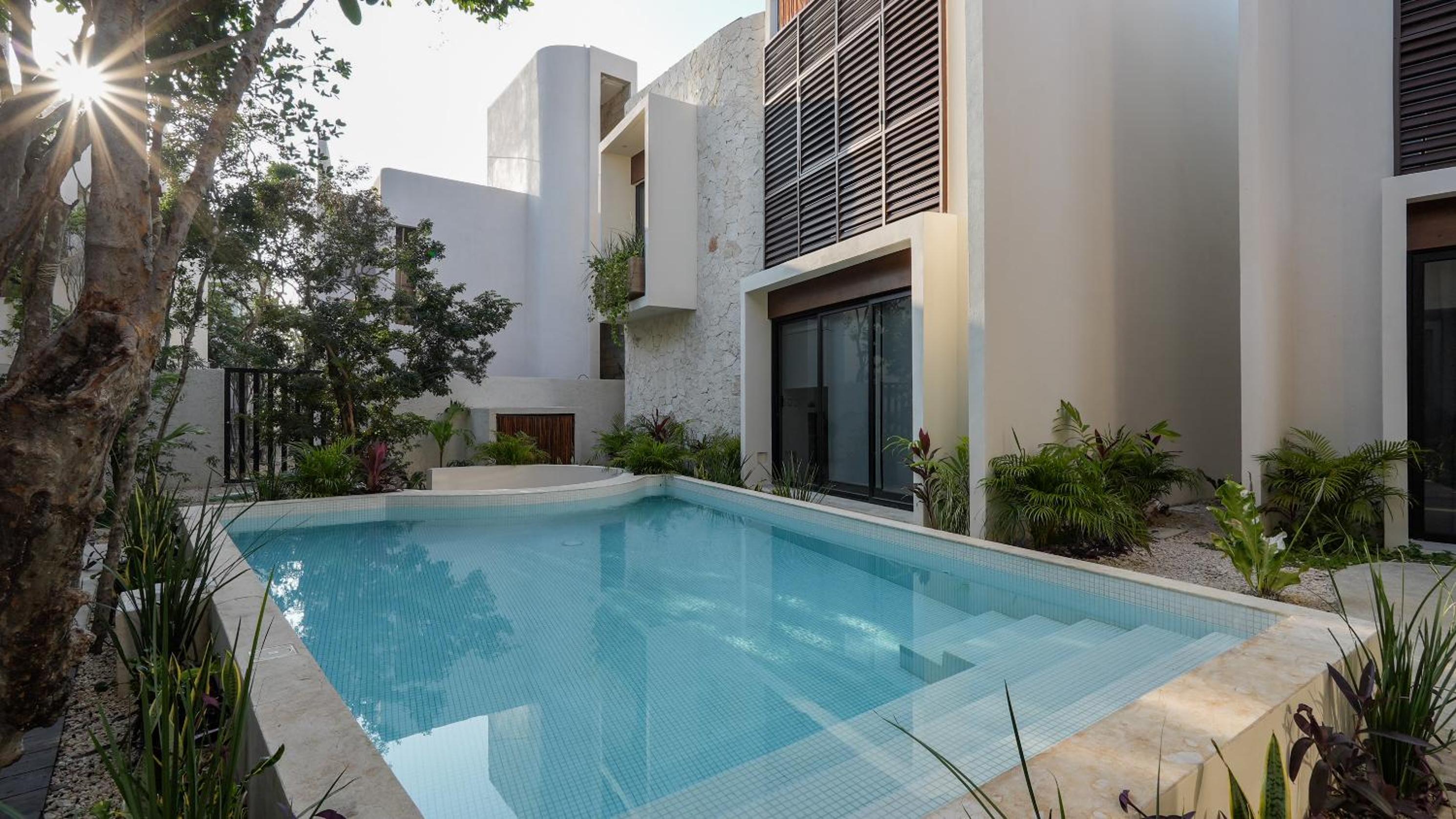 Divine House with private roof and pool only 1km from the Beach