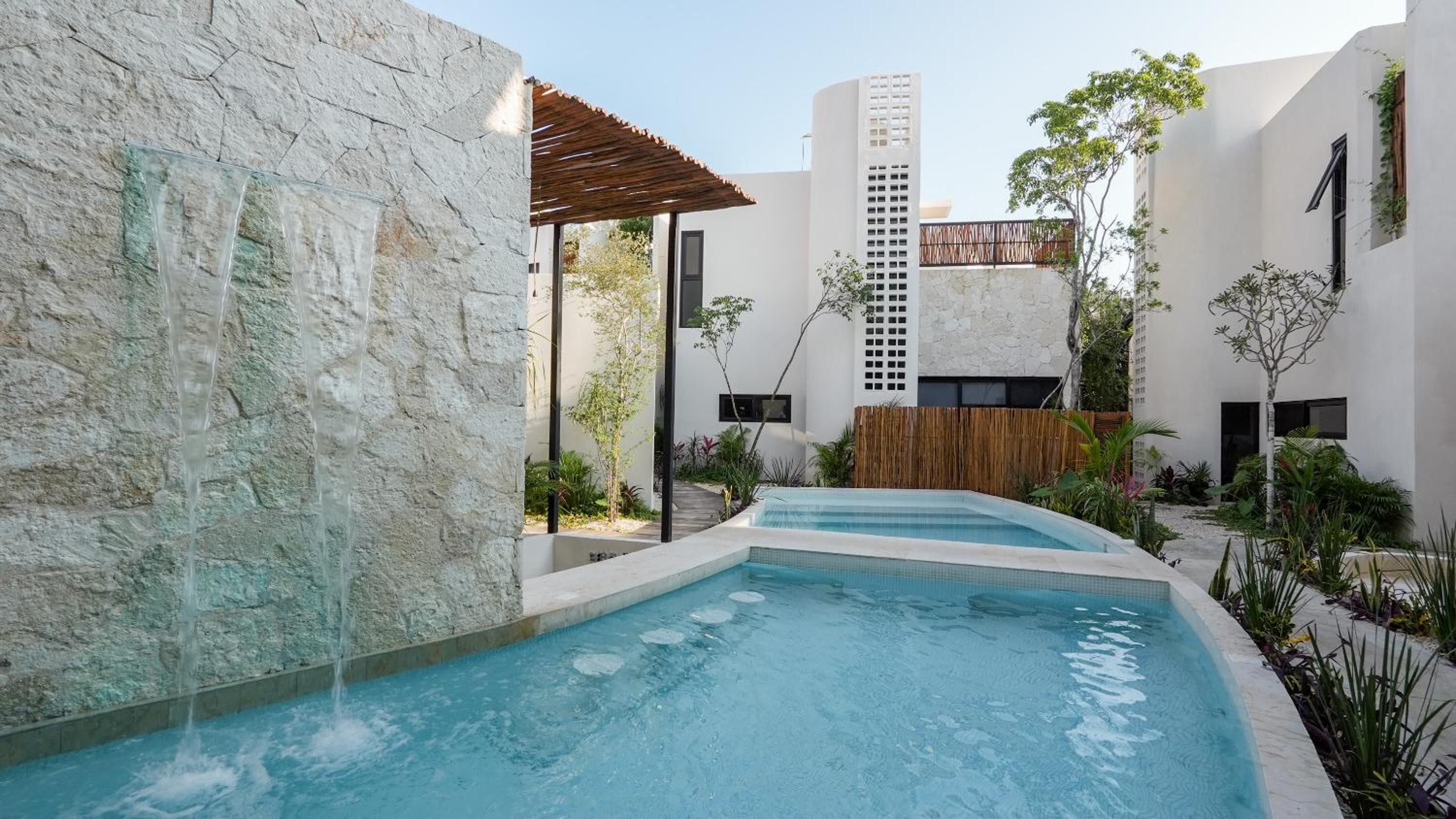 Divine House with private roof and pool only 1km from the Beach