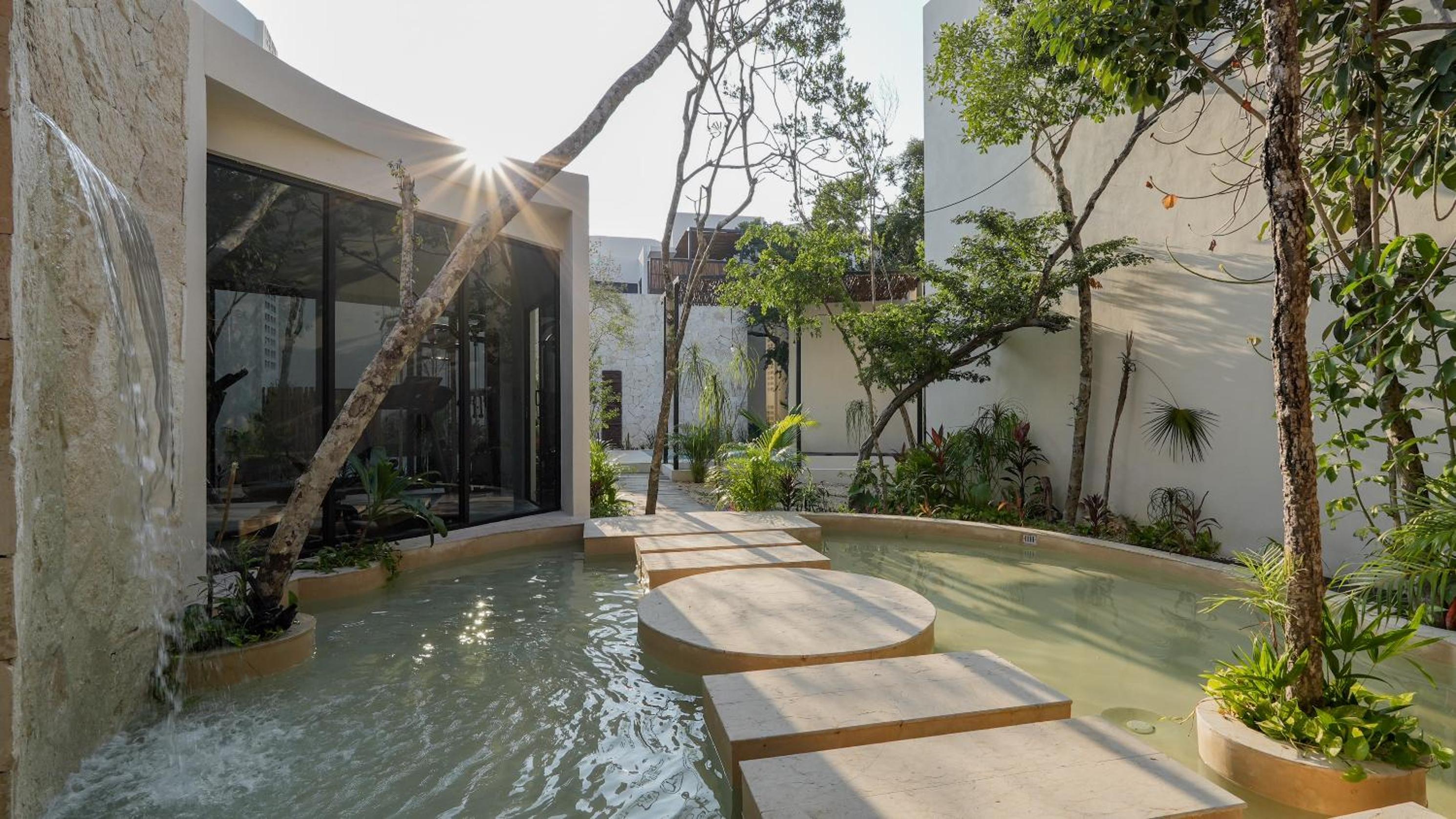 Divine House with private roof and pool only 1km from the Beach