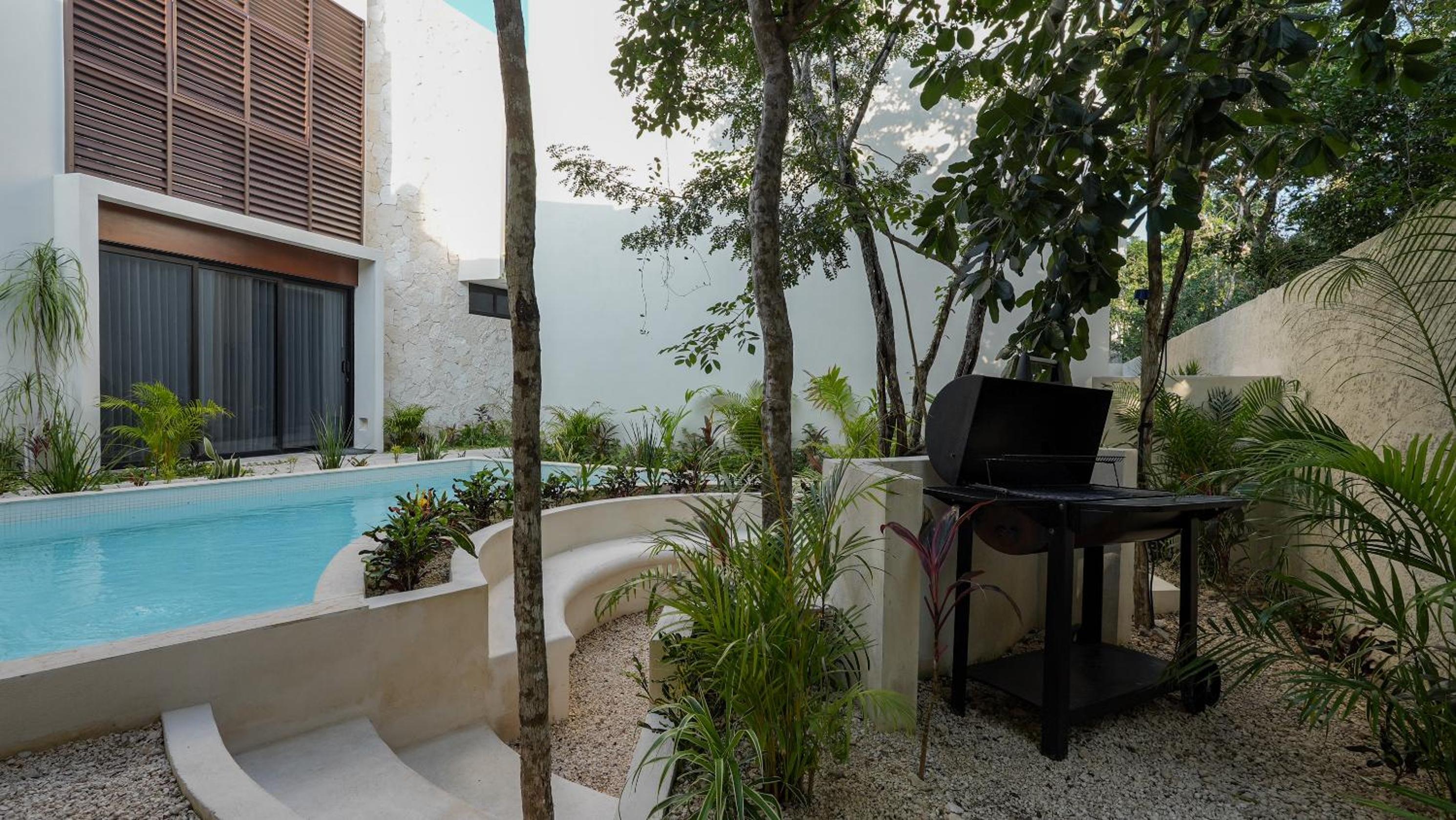 Divine House with private roof and pool only 1km from the Beach