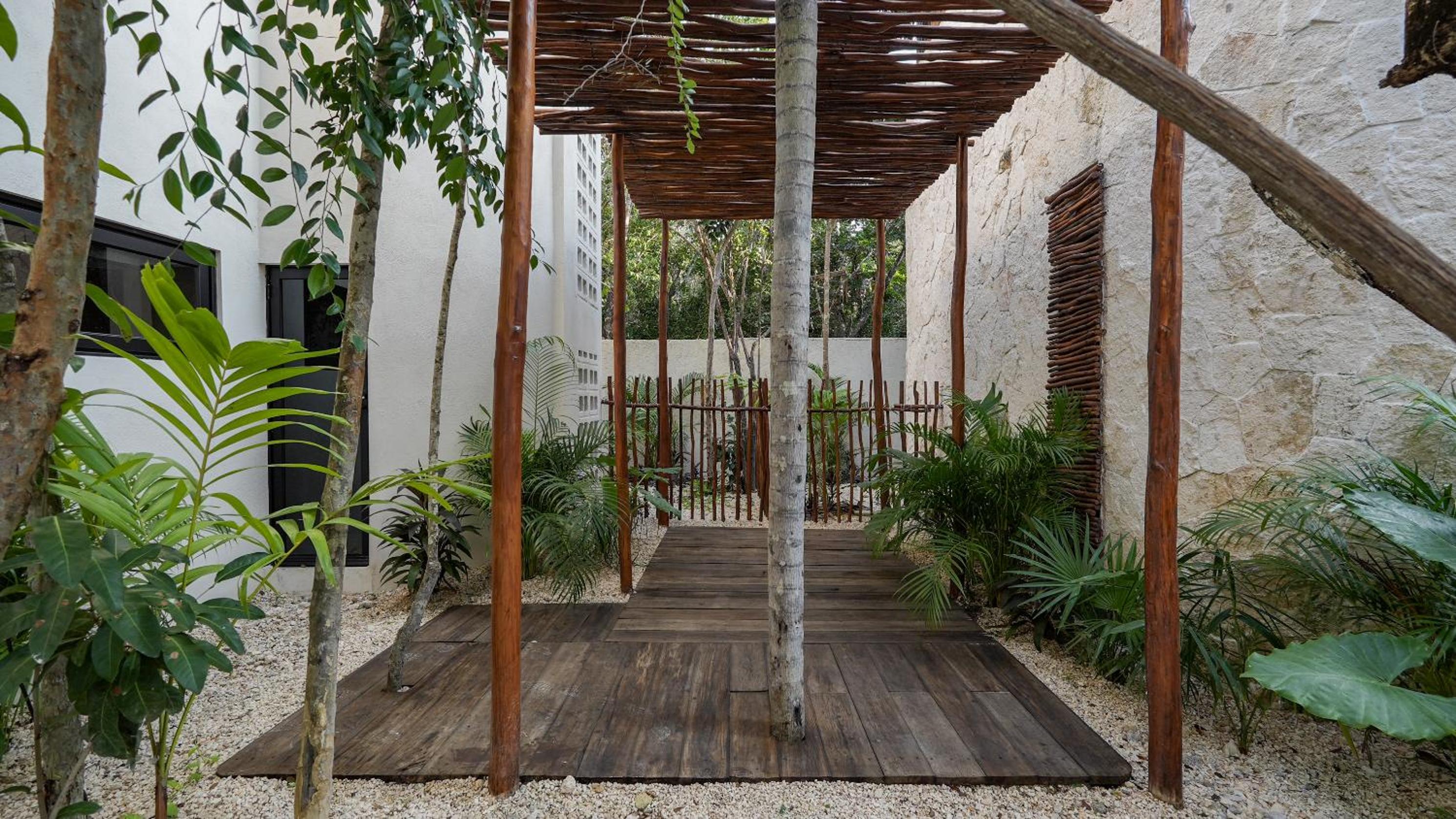 Divine House with private roof and pool only 1km from the Beach