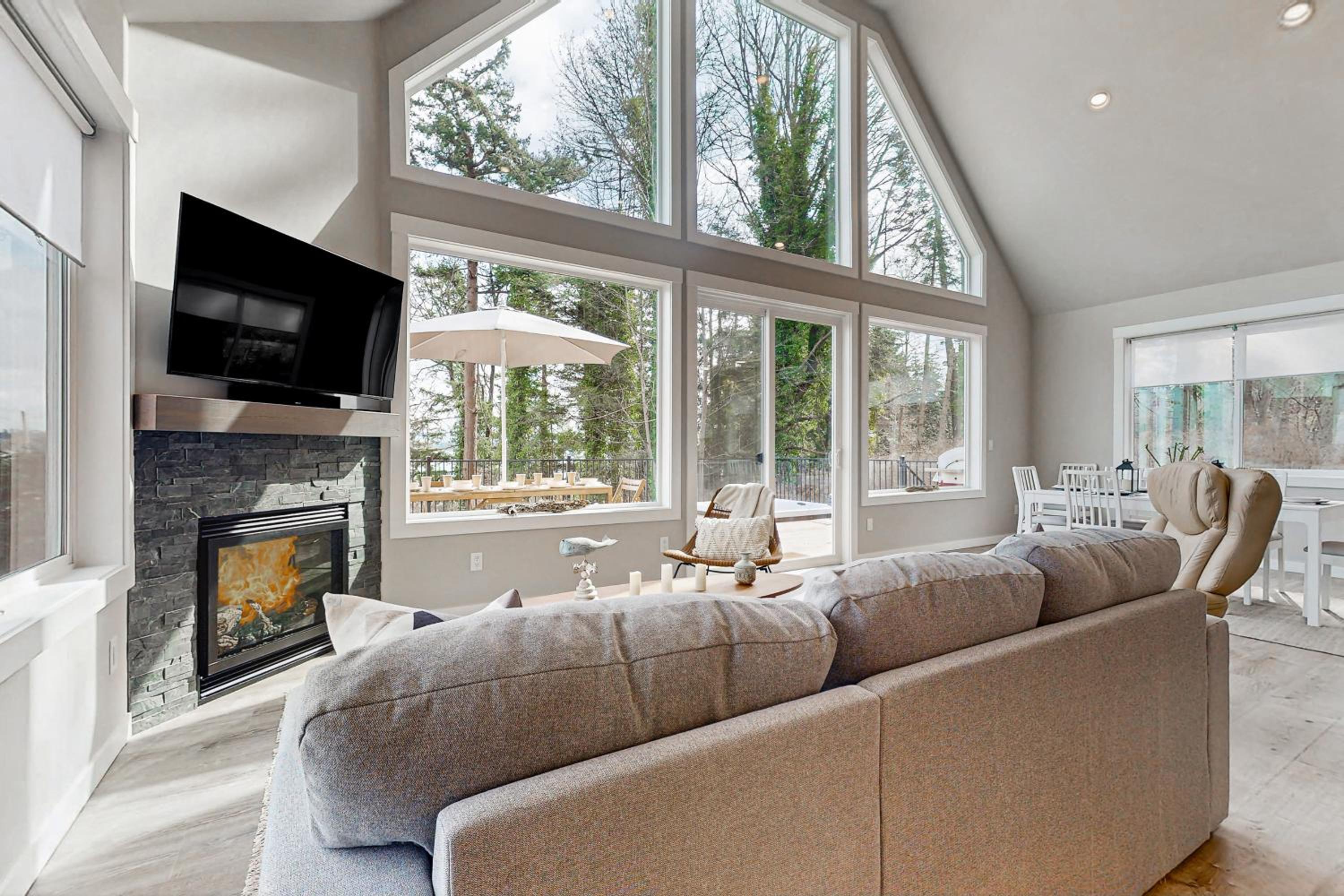 Hot Tub and Mtn Views Lummi Island Home Near Beach