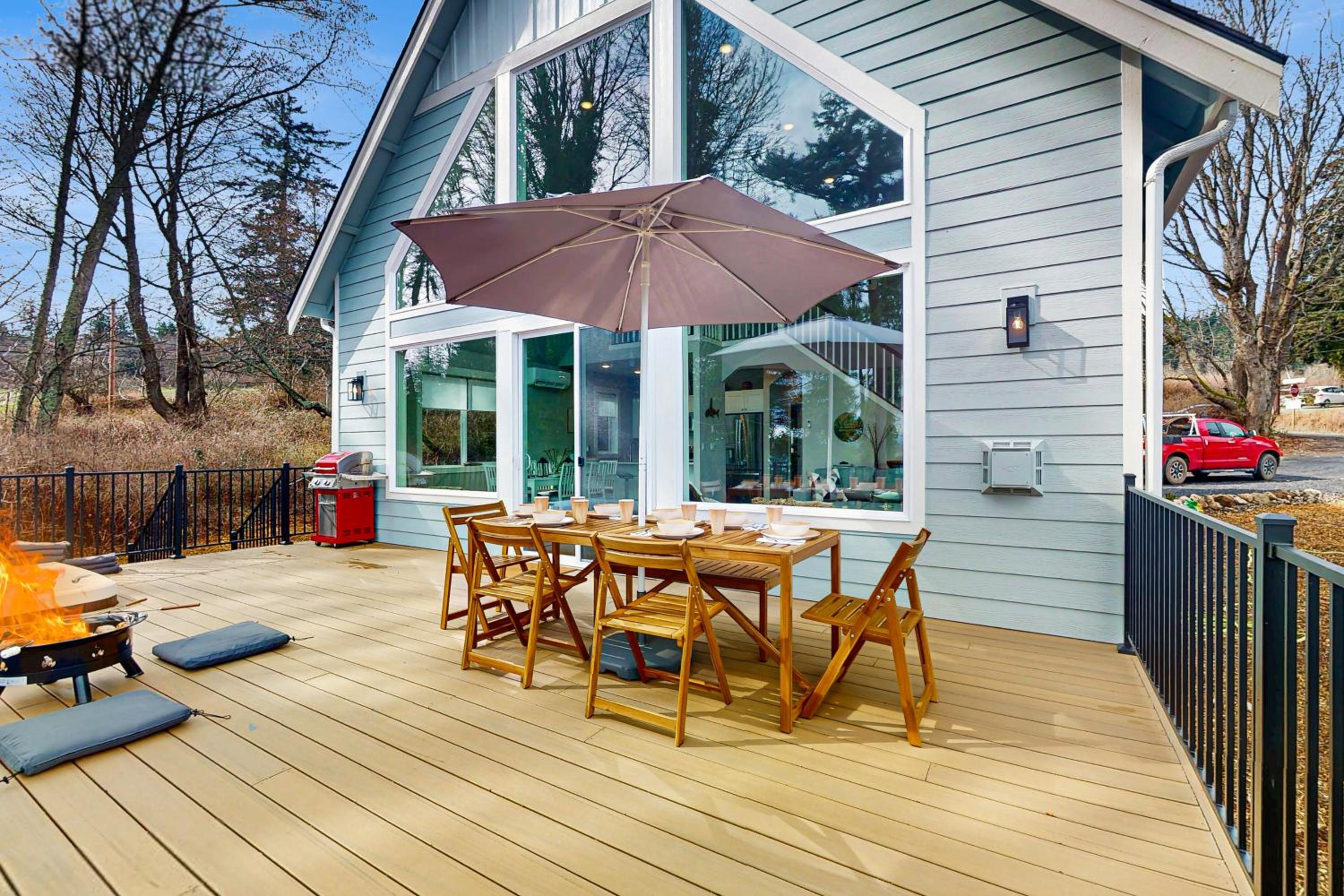 Hot Tub and Mtn Views Lummi Island Home Near Beach
