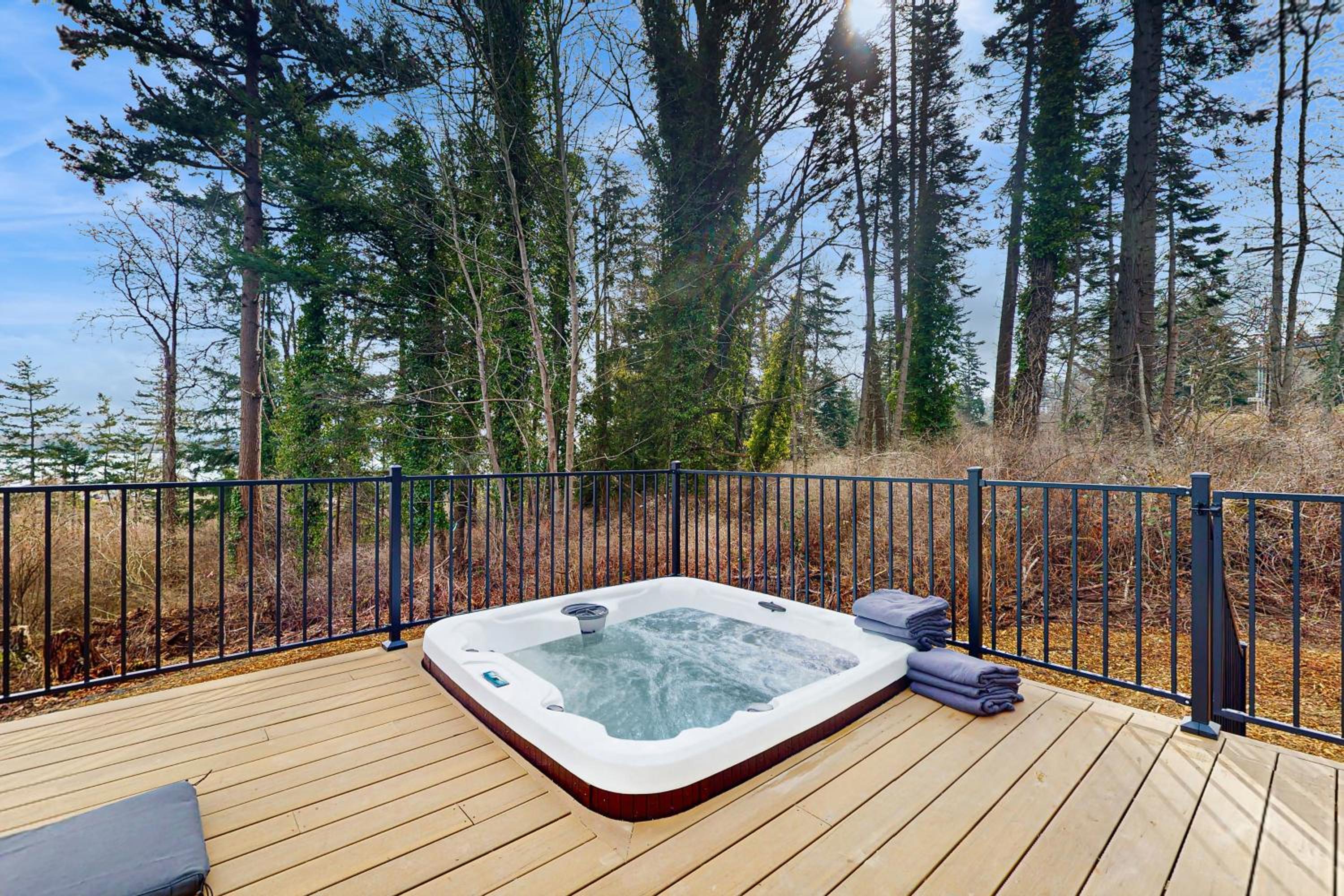 Hot Tub and Mtn Views Lummi Island Home Near Beach