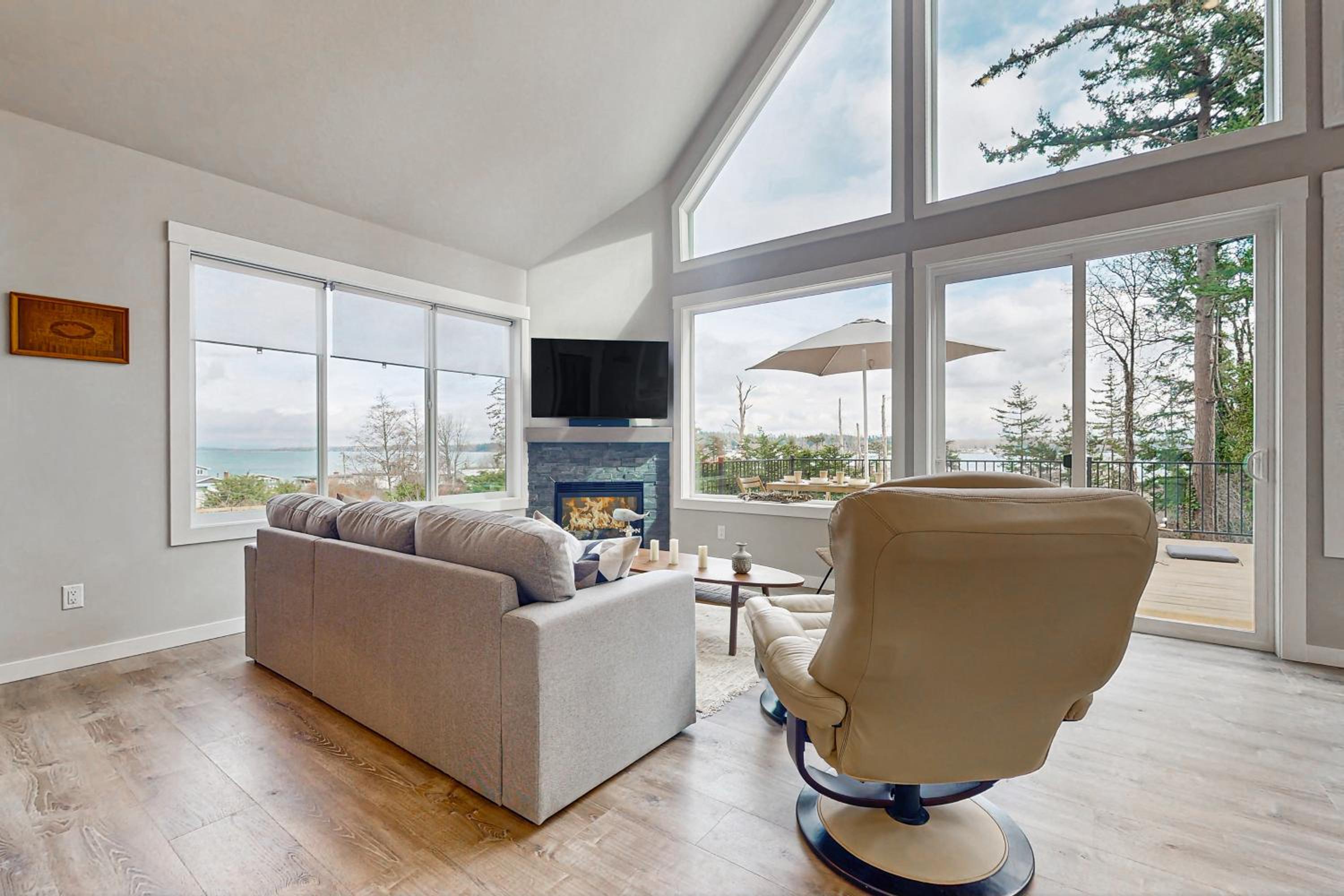 Hot Tub and Mtn Views Lummi Island Home Near Beach