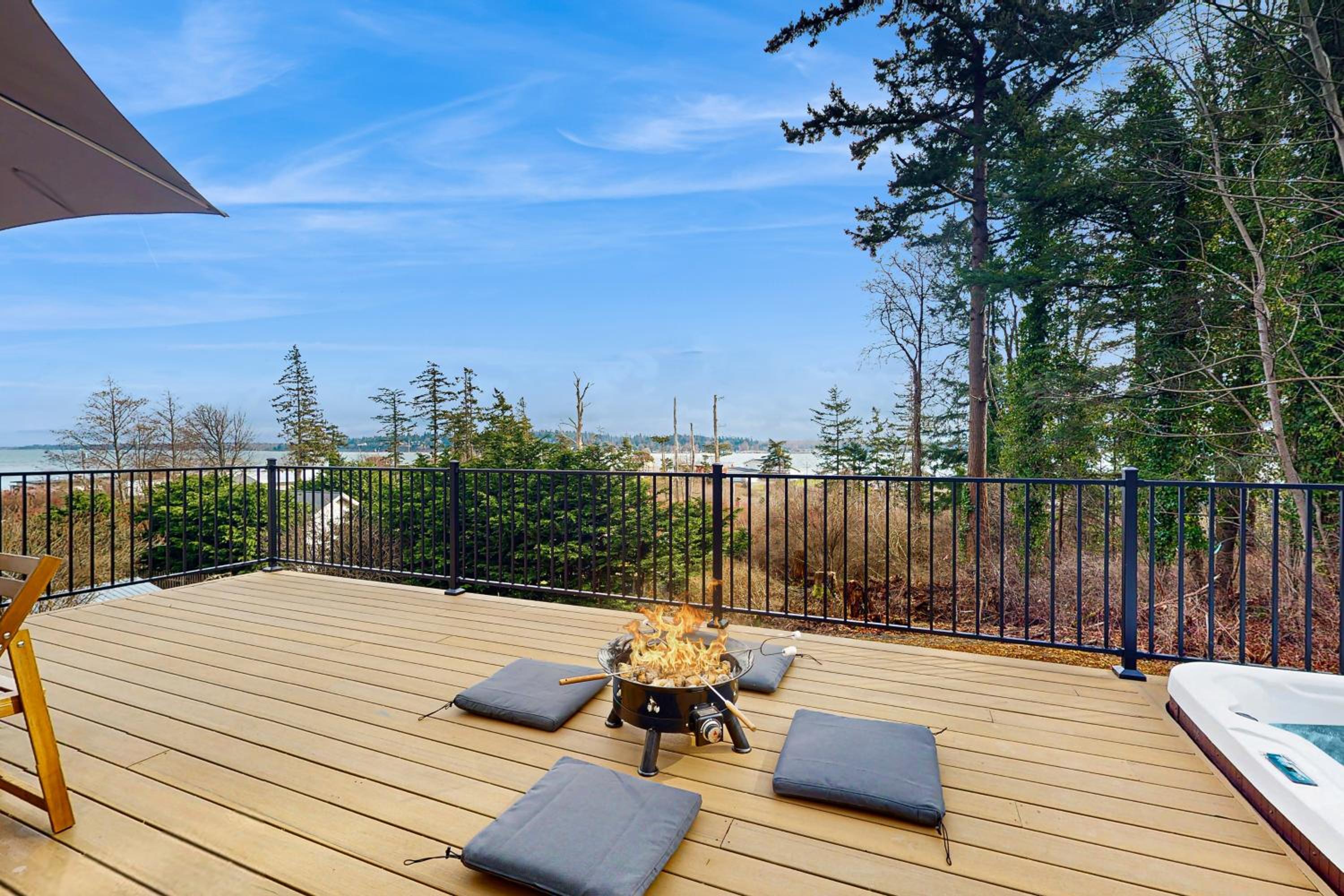 Hot Tub and Mtn Views Lummi Island Home Near Beach