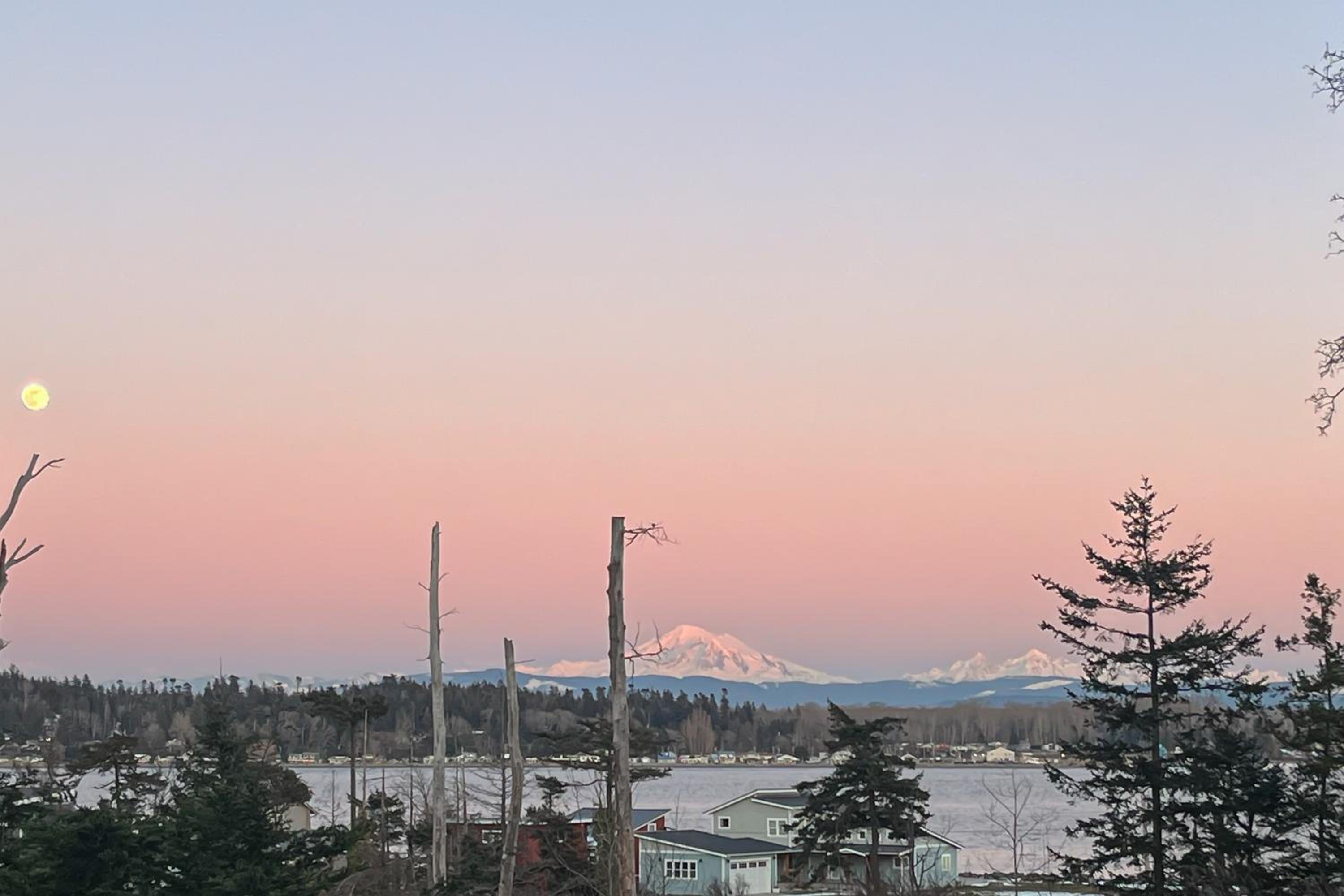 Hot Tub and Mtn Views Lummi Island Home Near Beach