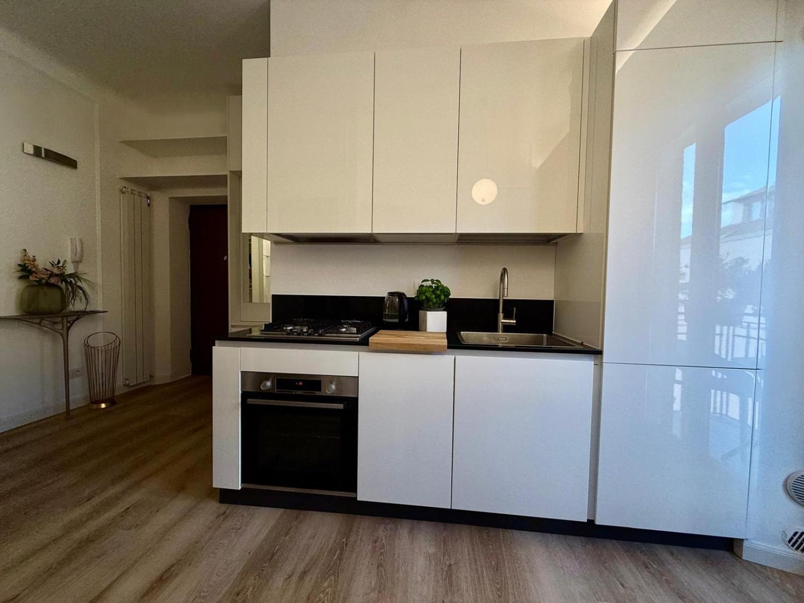 Casa Estia - MiCo, Fiera Milano, CityLife, San Siro, Metro 2 min - Refined Historic Apartment