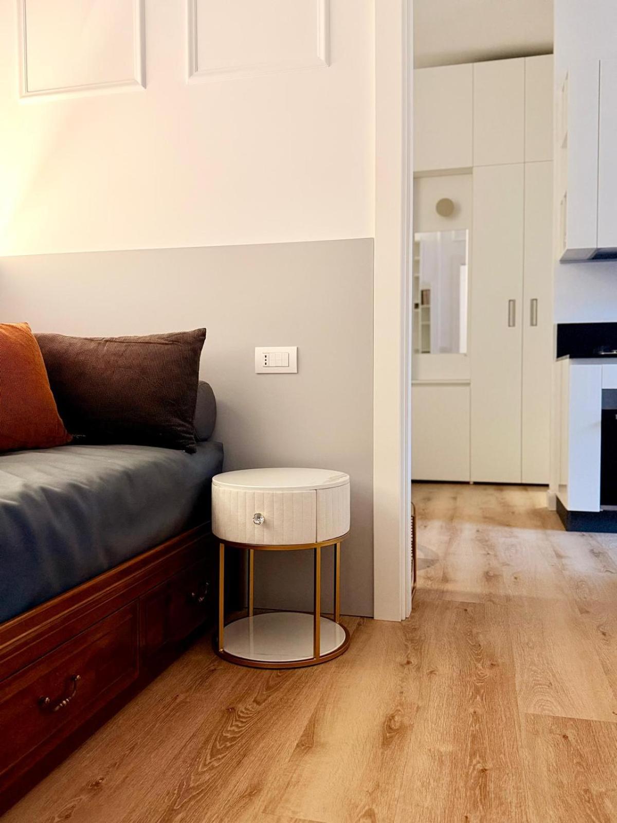Casa Estia - MiCo, Fiera Milano, CityLife, San Siro, Metro 2 min - Refined Historic Apartment