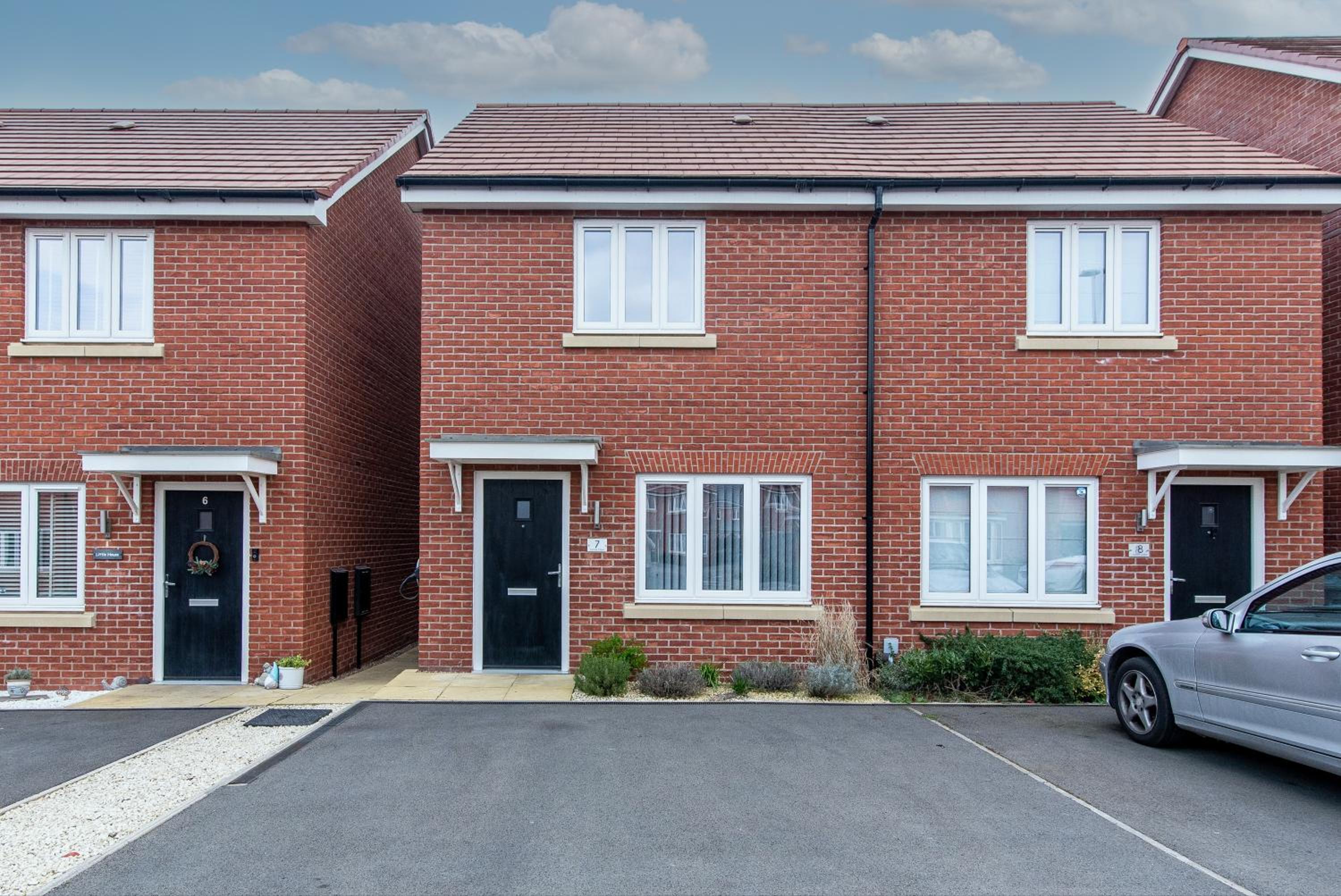 2-Bed Home in Quiet Neighborhood with Parking & Wifi