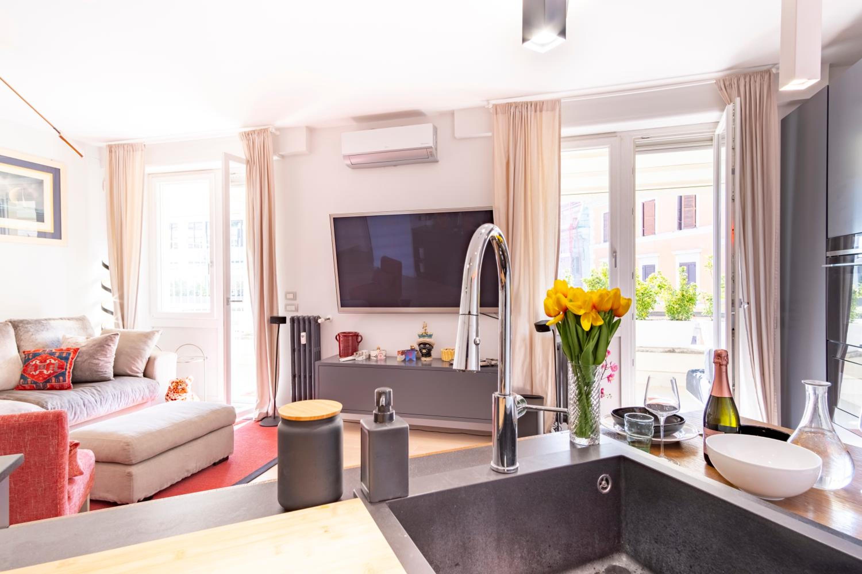 Elegantis Penthouse in the Heart of Rome With Private Terrace and View