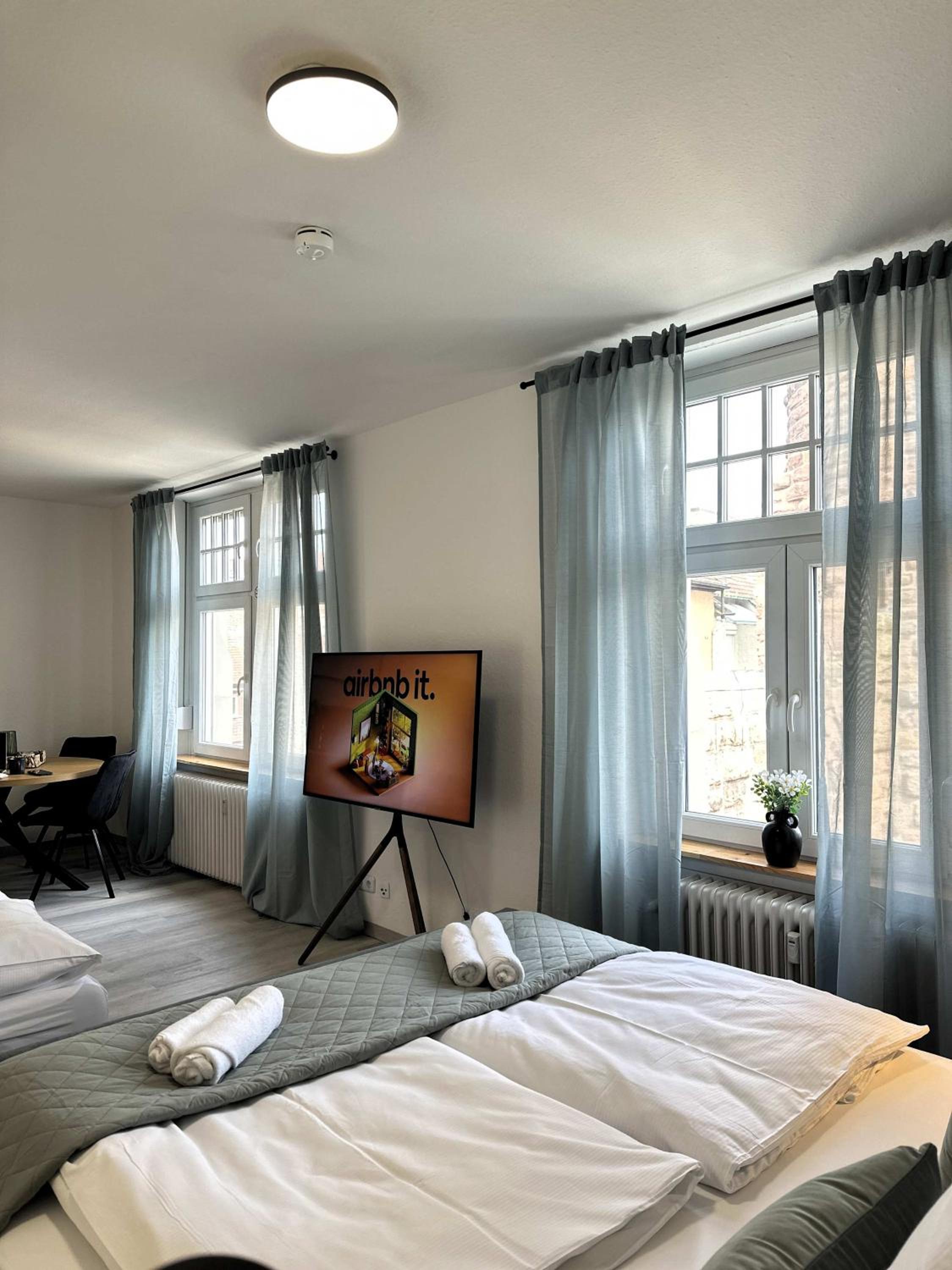 AMAO Mantis - Design Apartment - City Center - King-Size Bed - Parking - Storchenturm - bis 10 Pers 2Whg