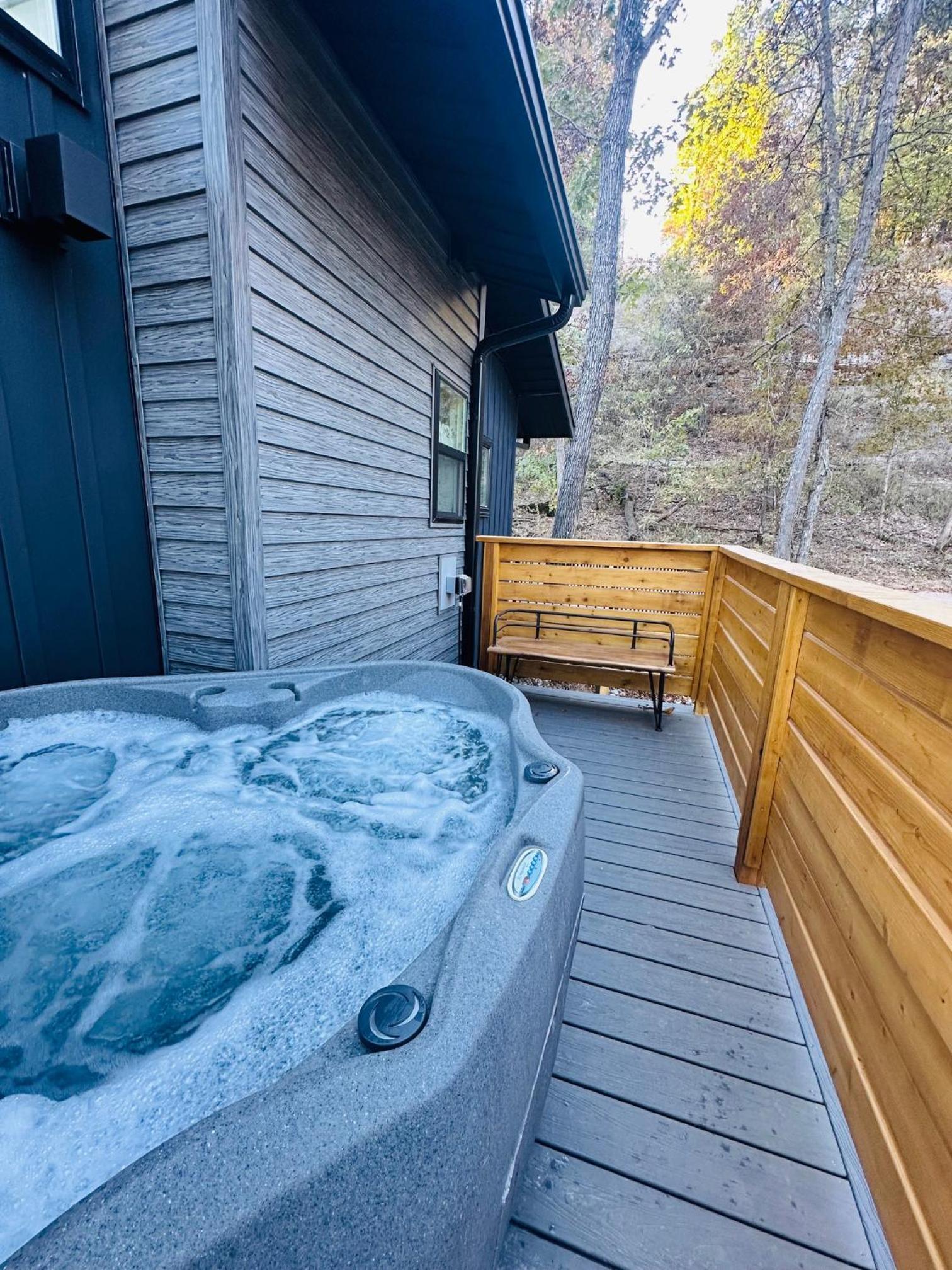 Firefly1 - luxury treehouse, hot tub, lake access