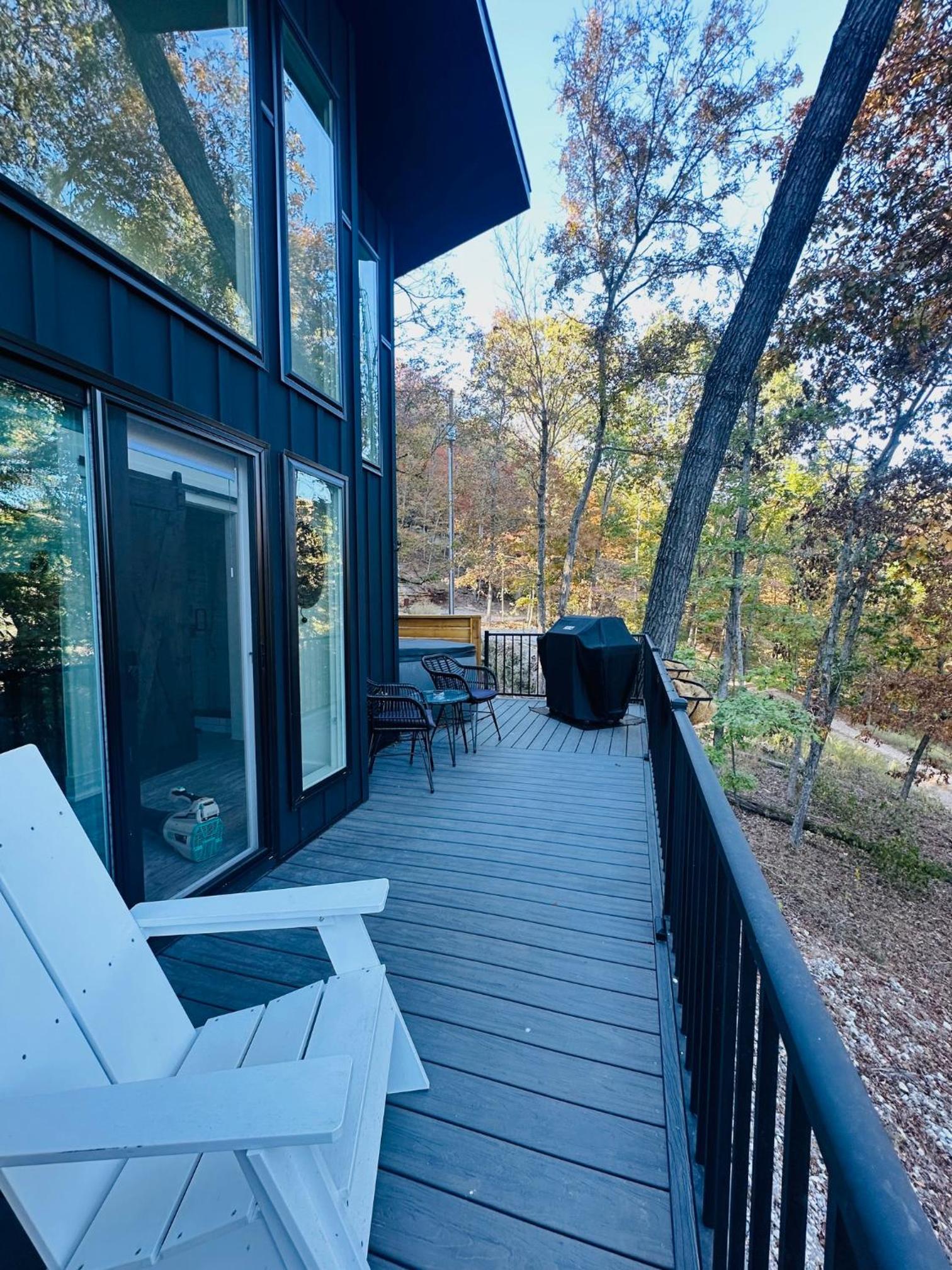 Firefly1 - luxury treehouse, hot tub, lake access
