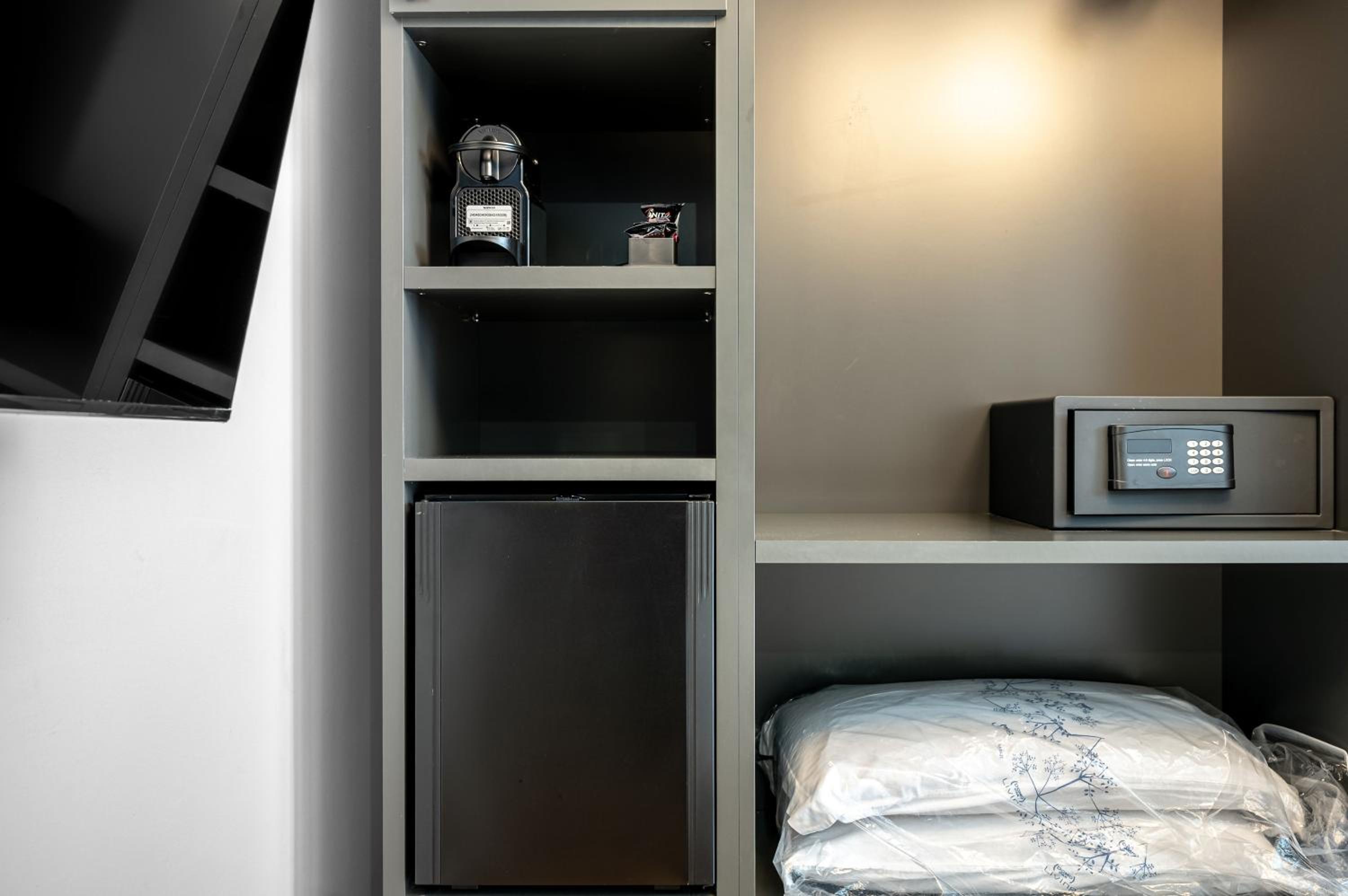 - NumberZ - Rooms Apartments and Suites with Wi-Fi and AC