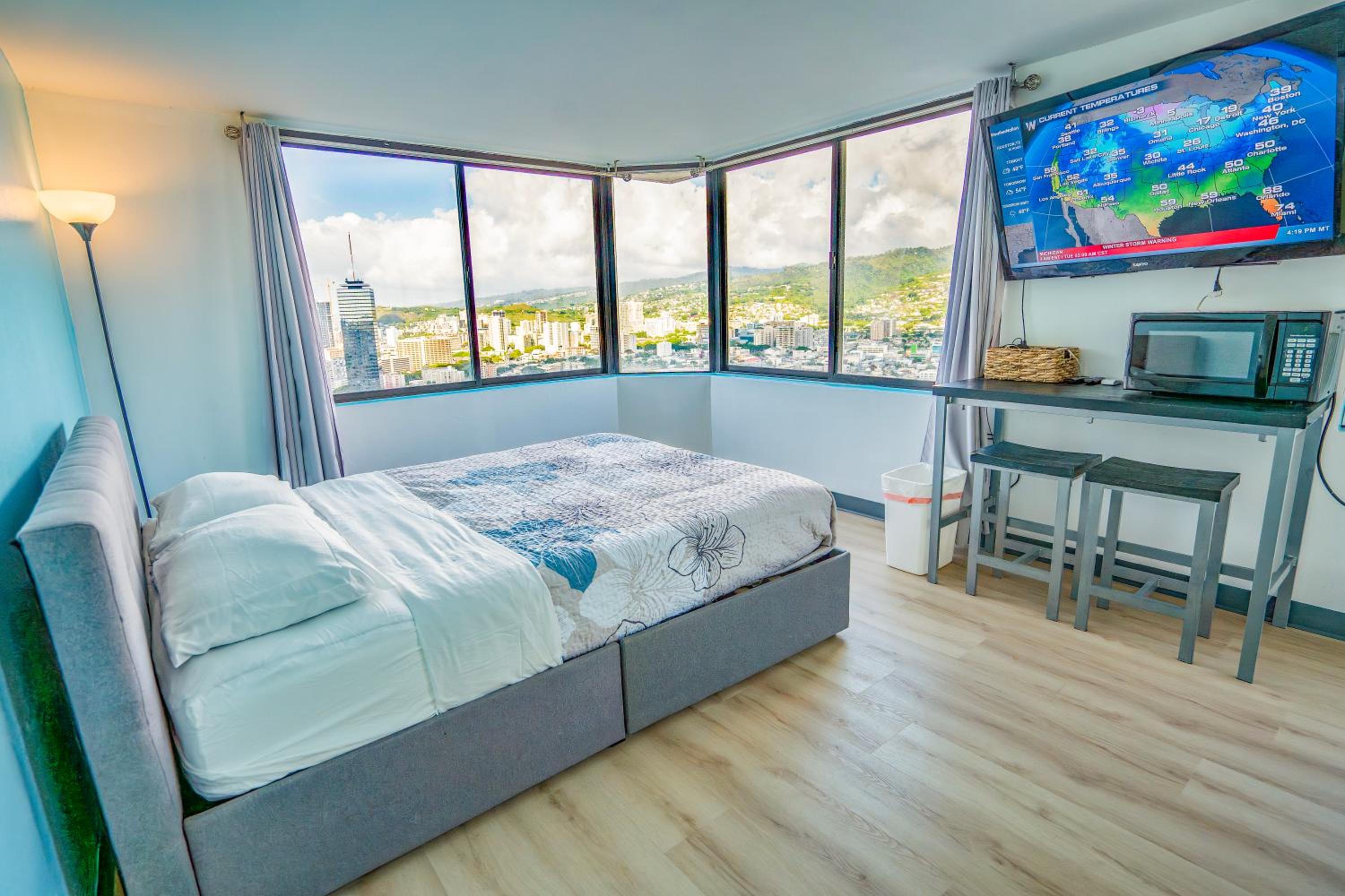 Waikiki Seaside Monarch Paradise Hotel Studio Near Waikiki - Mountain and City View - Full Kitchen