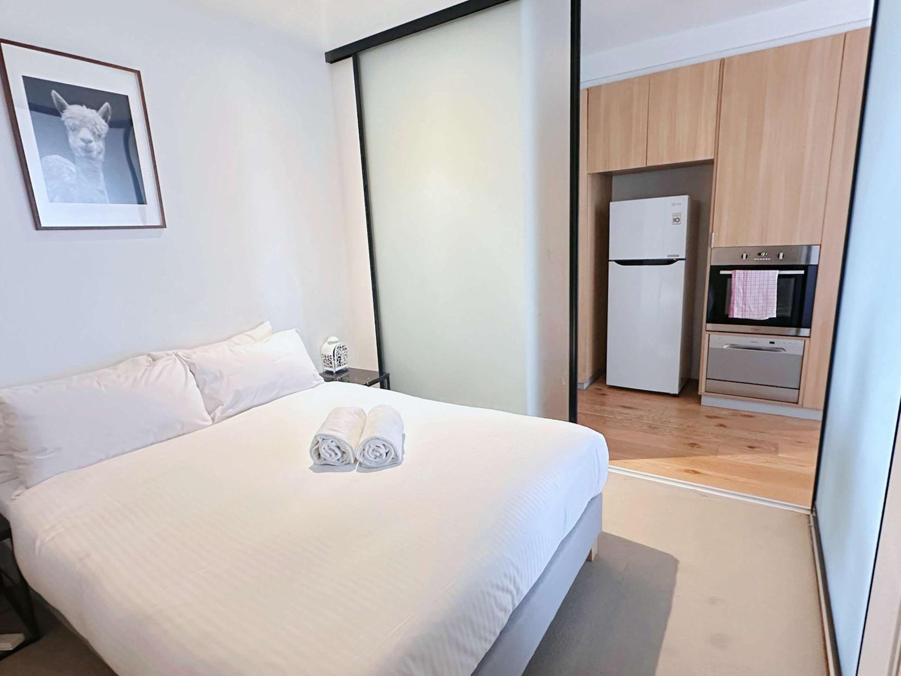 A Chic 2BR Apt Across from Southern Cross Station