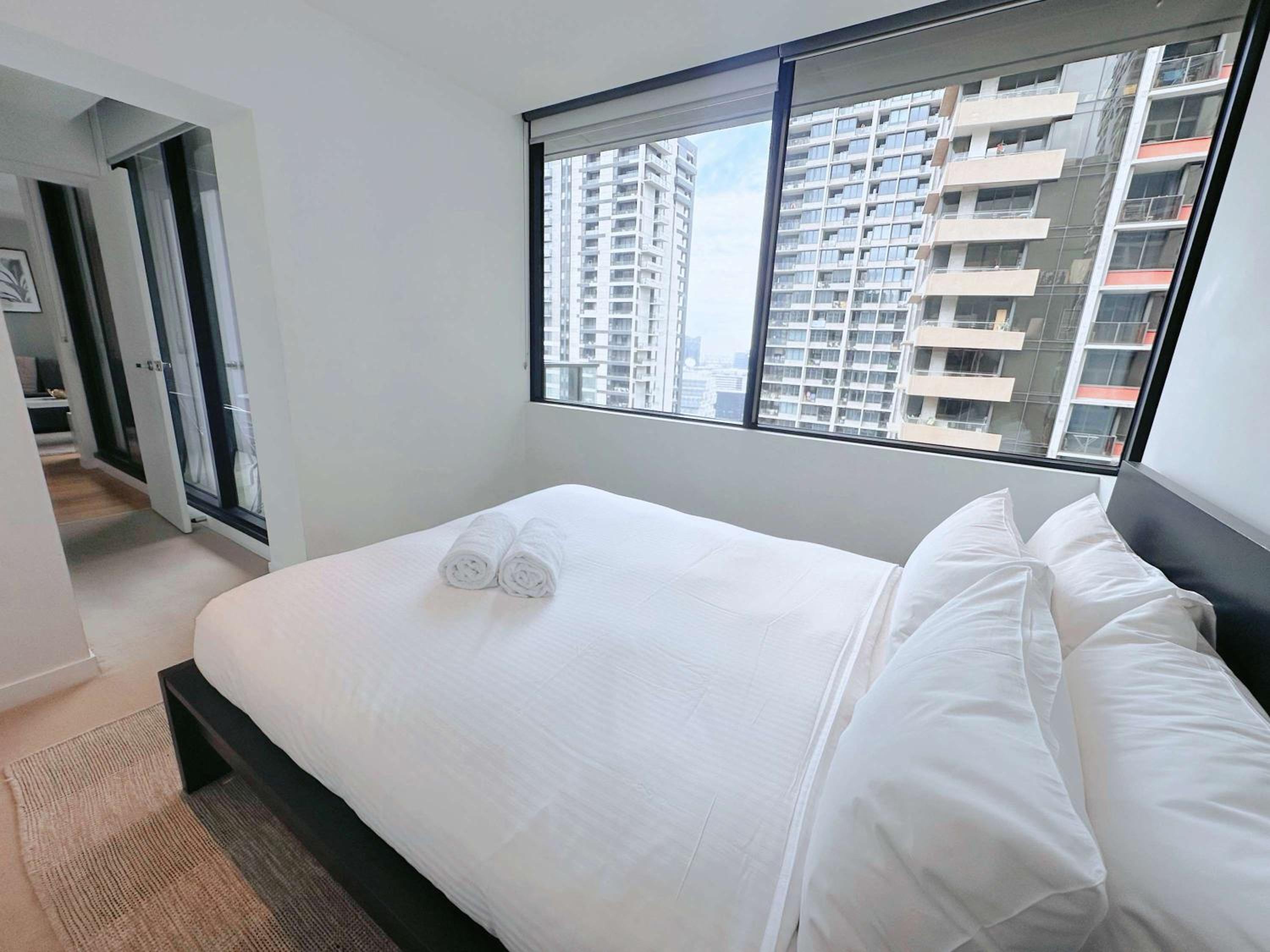 A Chic 2BR Apt Across from Southern Cross Station