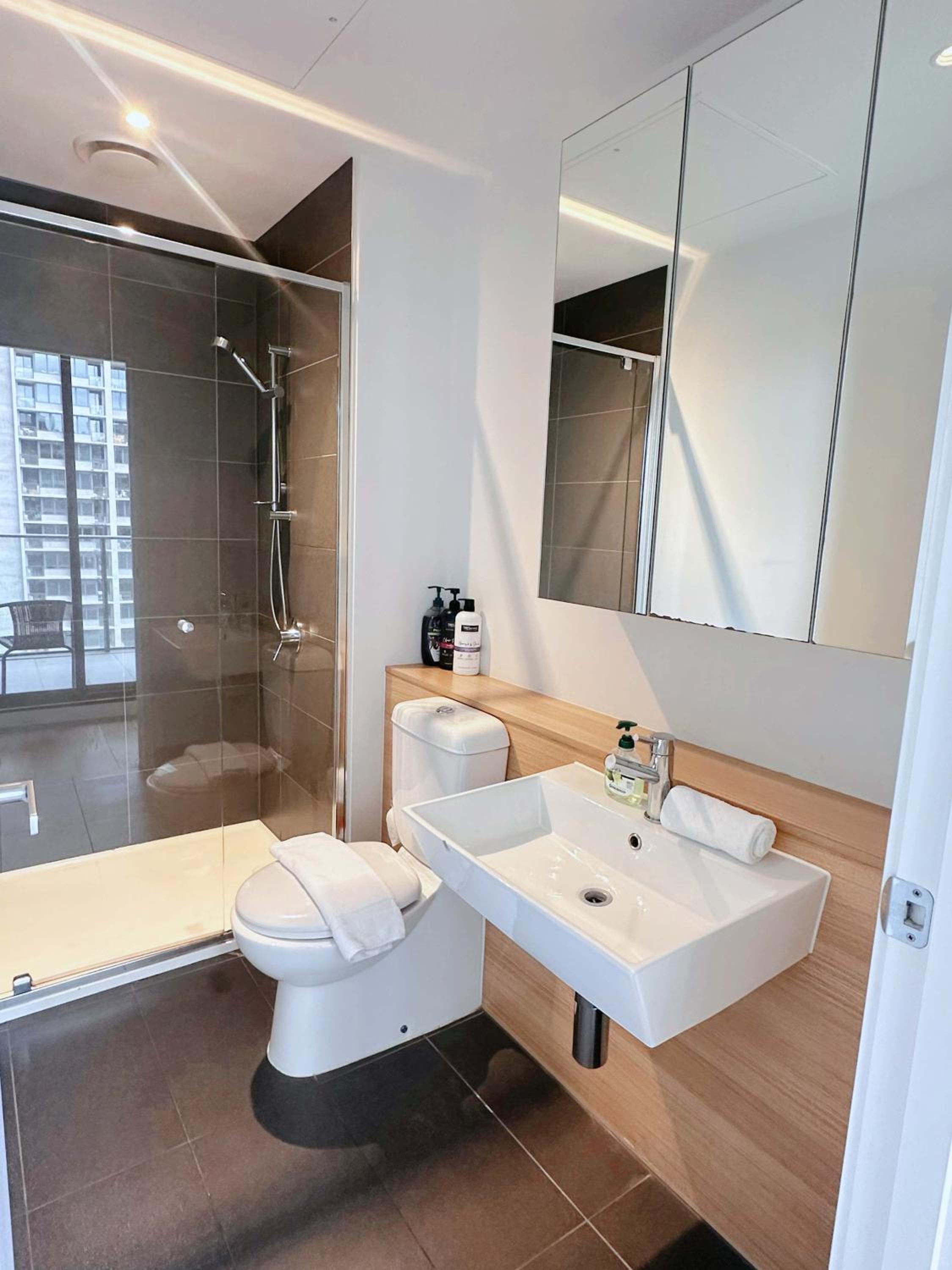 A Chic 2BR Apt Across from Southern Cross Station