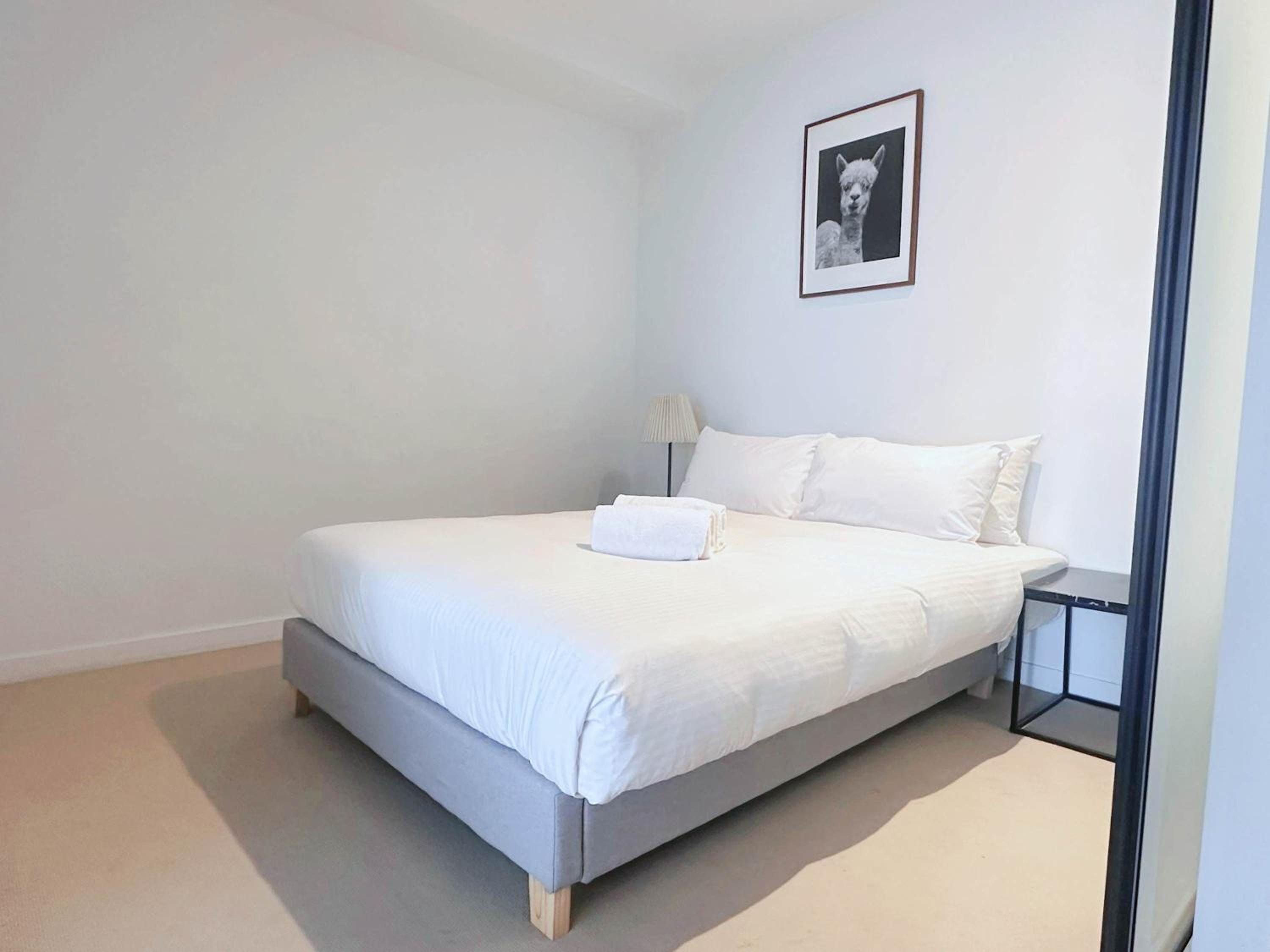 A Chic 2BR Apt Across from Southern Cross Station