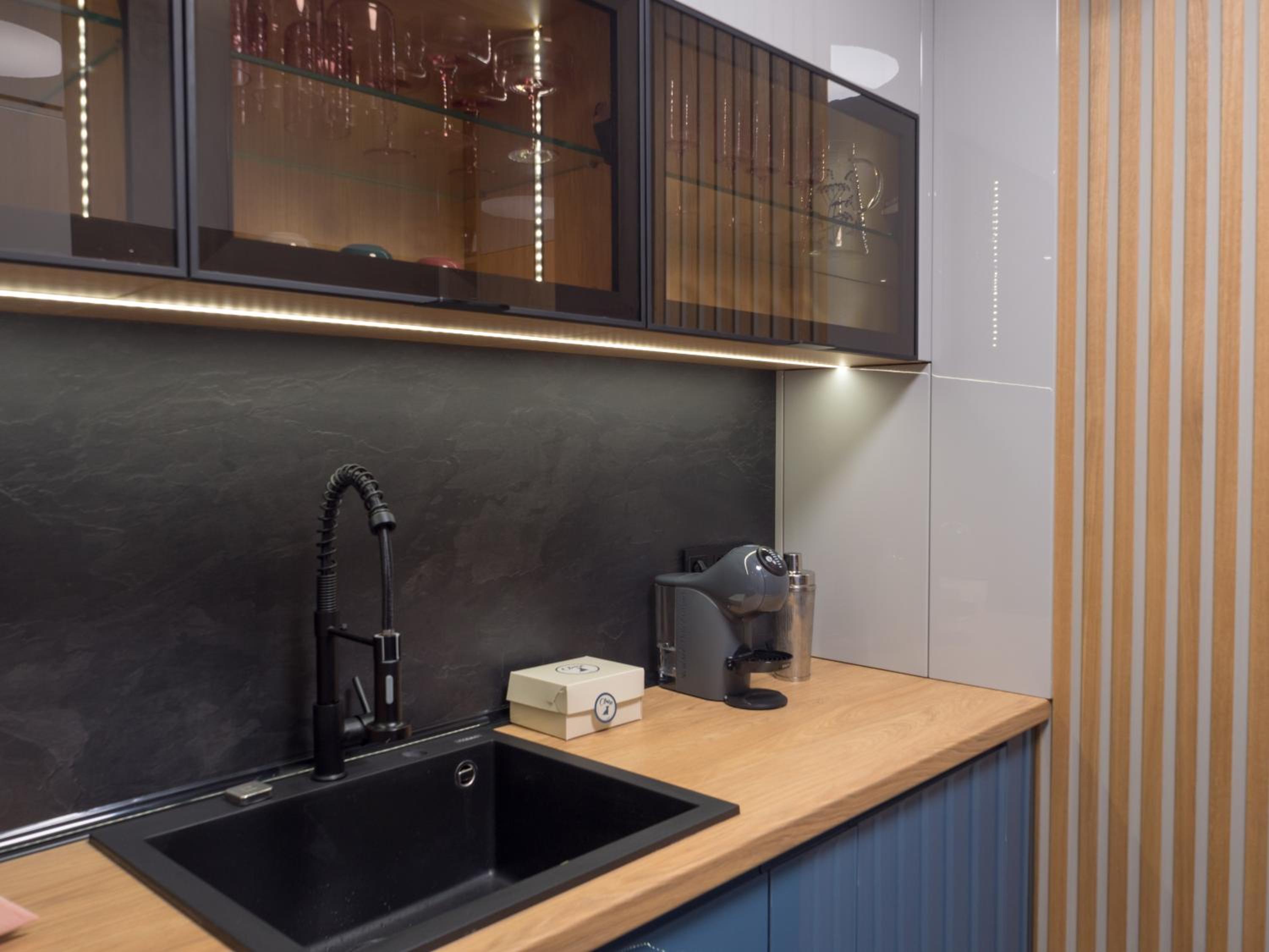 Blue Iris, 2BR, Stunning Views, Jacuzzi and Workspace