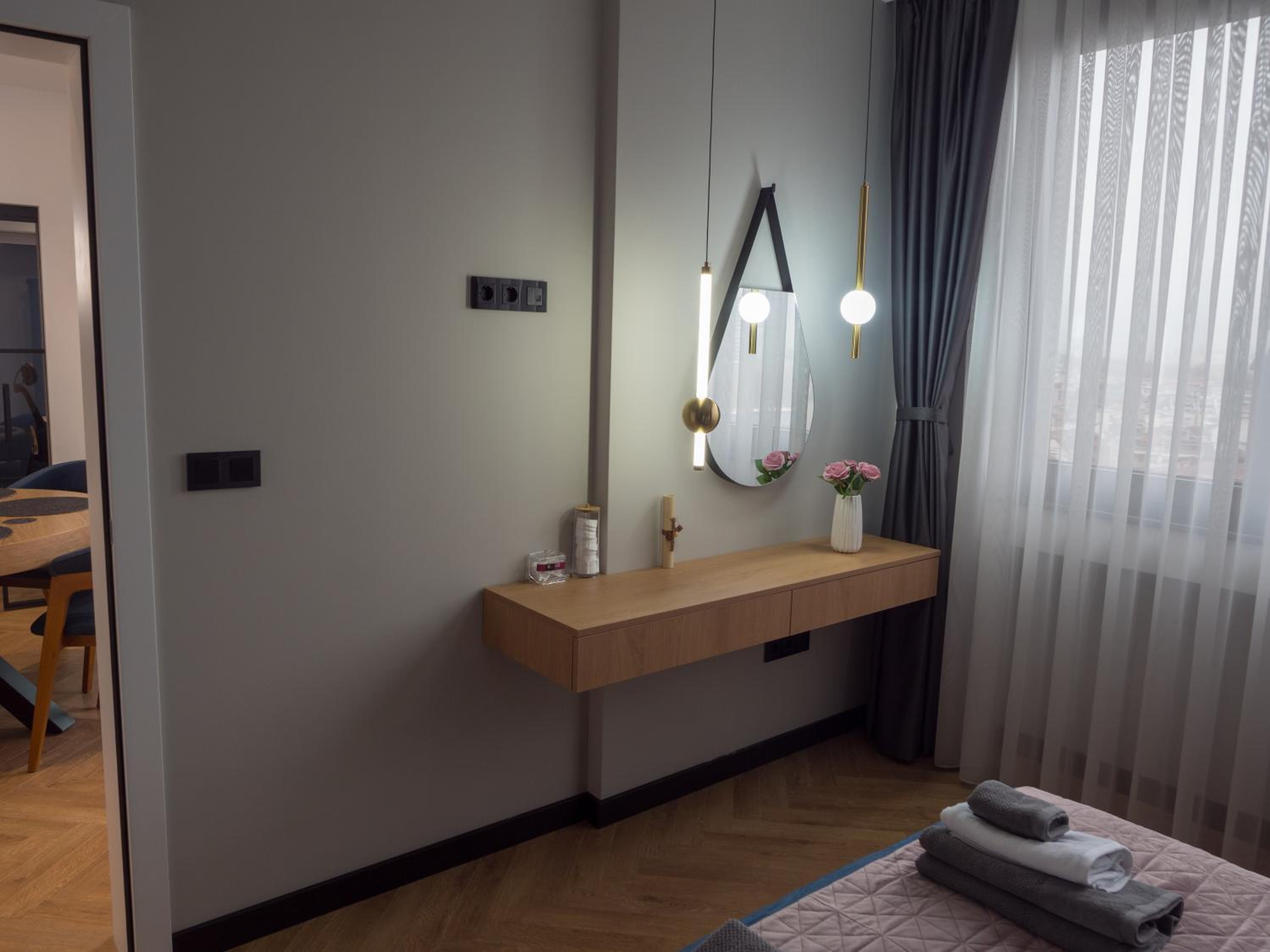 Blue Iris, 2BR, Stunning Views, Jacuzzi and Workspace