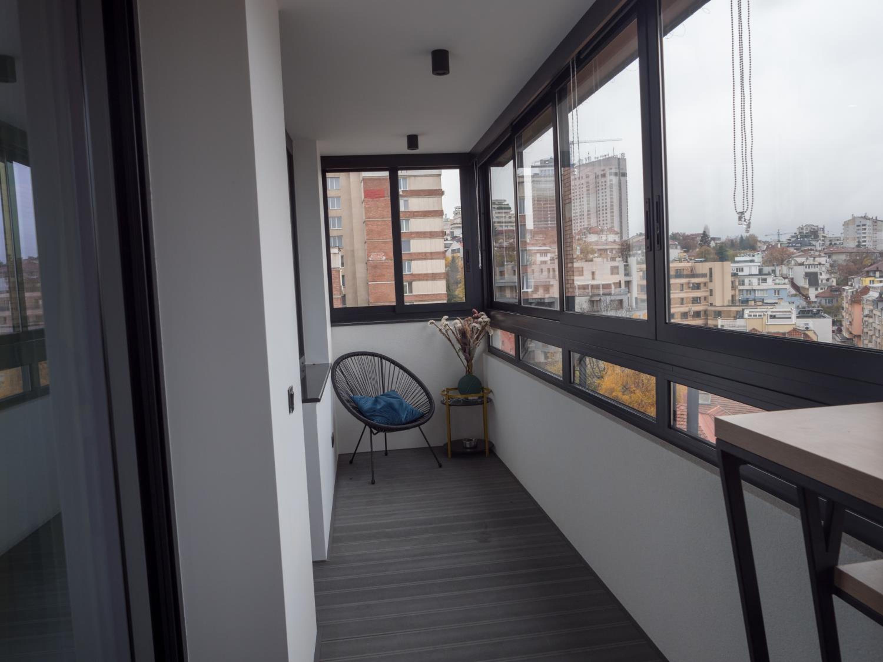 Blue Iris, 2BR, Stunning Views, Jacuzzi and Workspace