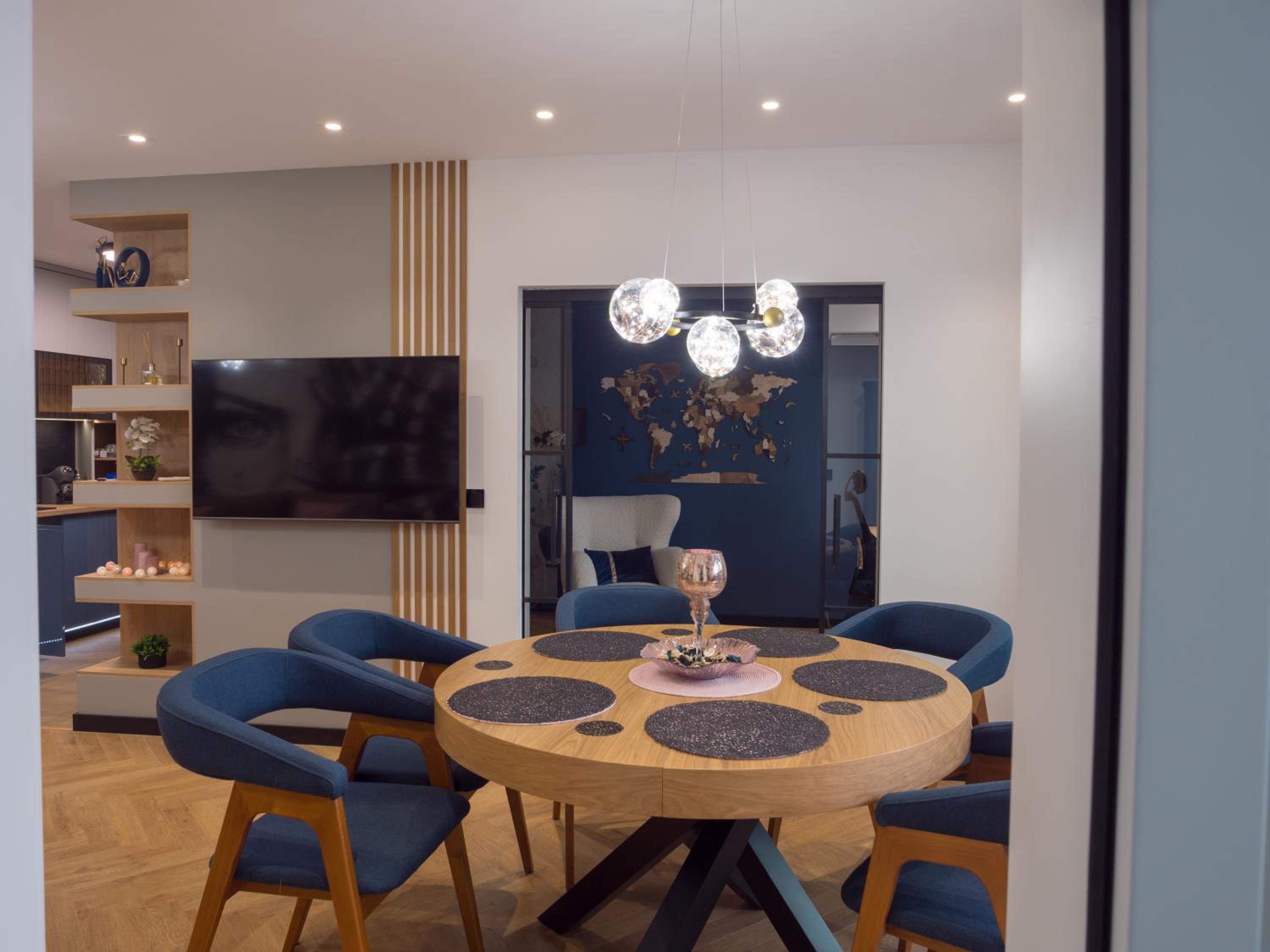 Blue Iris, 2BR, Stunning Views, Jacuzzi and Workspace