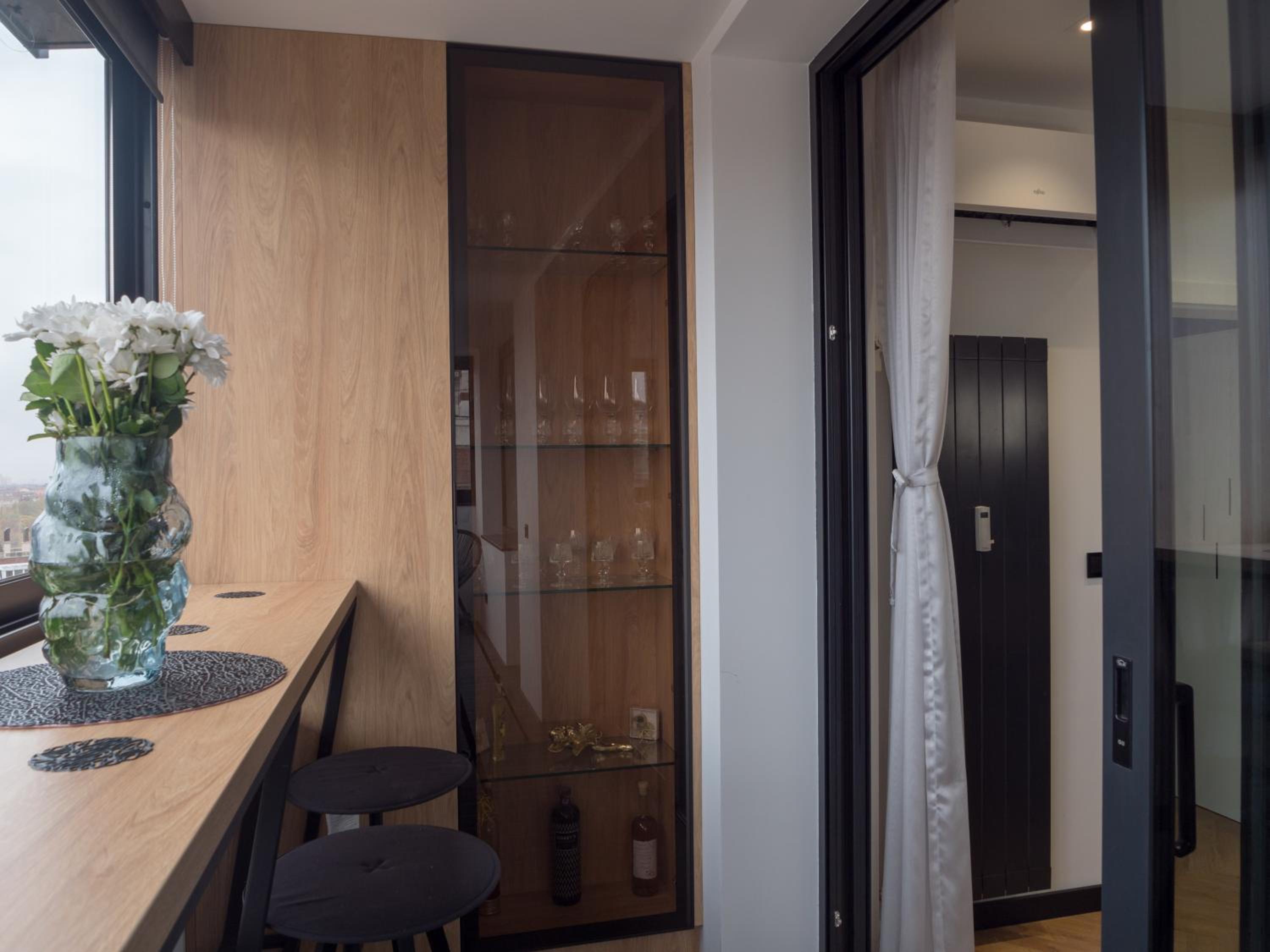 Blue Iris, 2BR, Stunning Views, Jacuzzi and Workspace