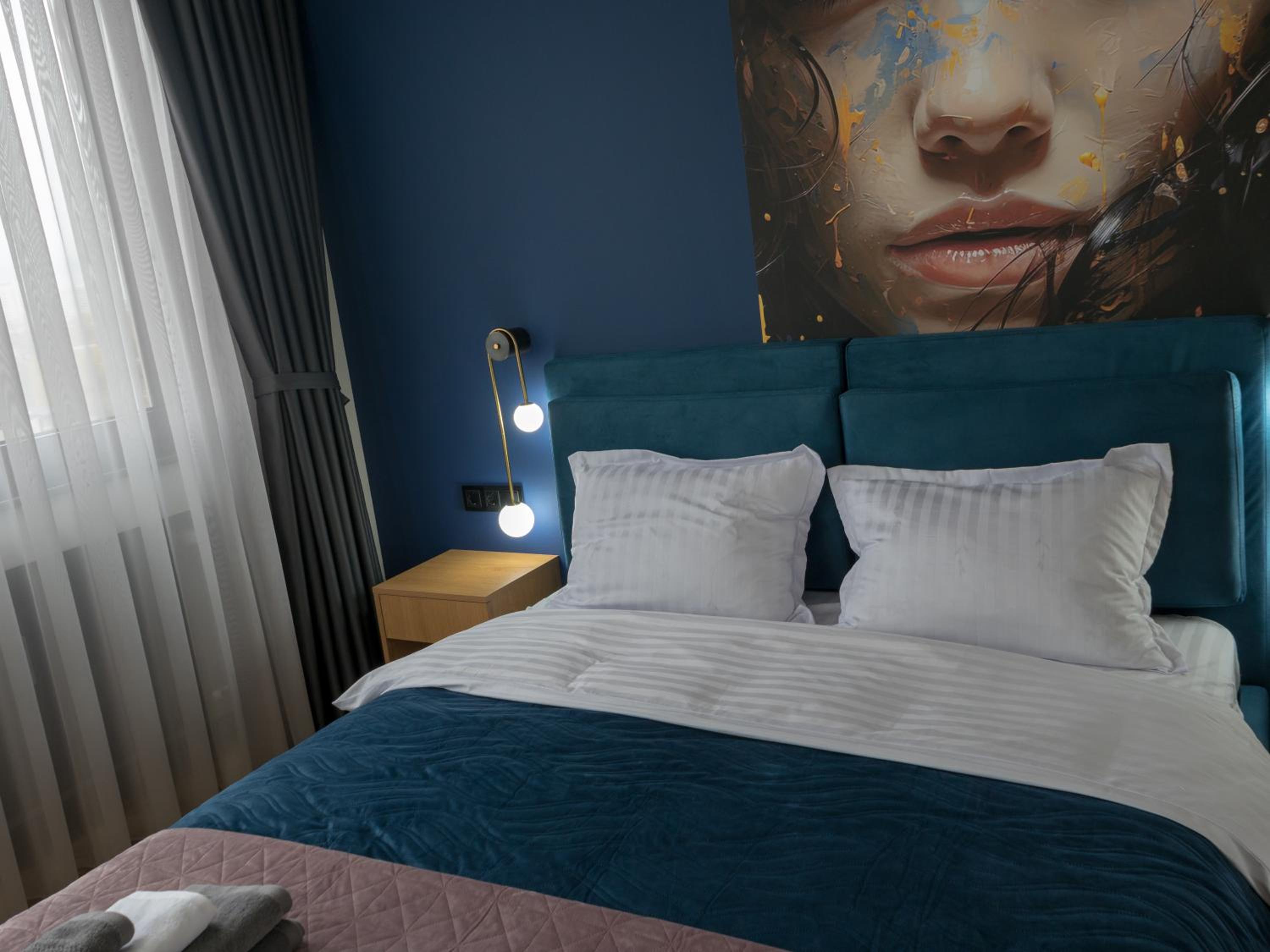 Blue Iris, 2BR, Stunning Views, Jacuzzi and Workspace