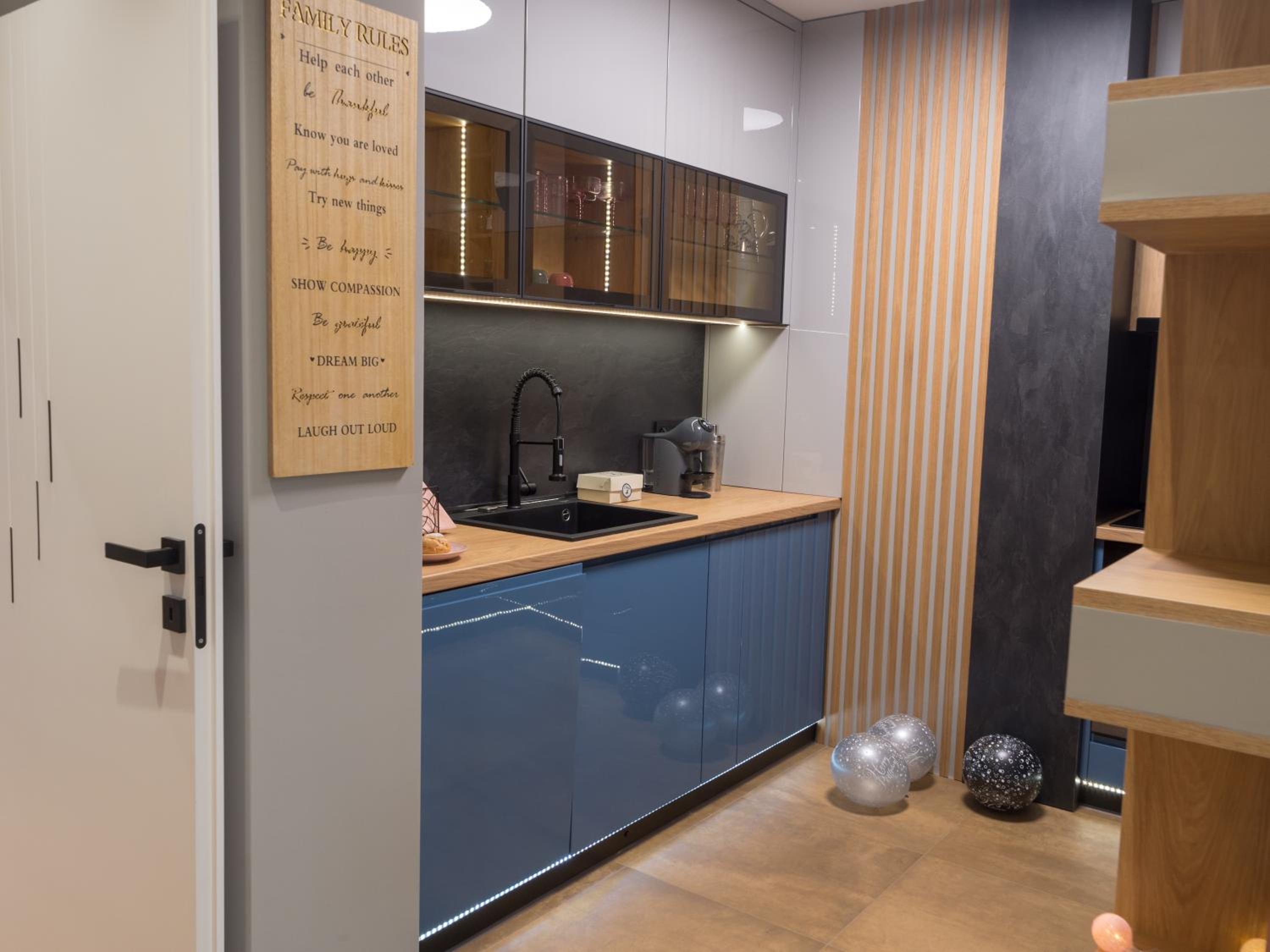 Blue Iris, 2BR, Stunning Views, Jacuzzi and Workspace