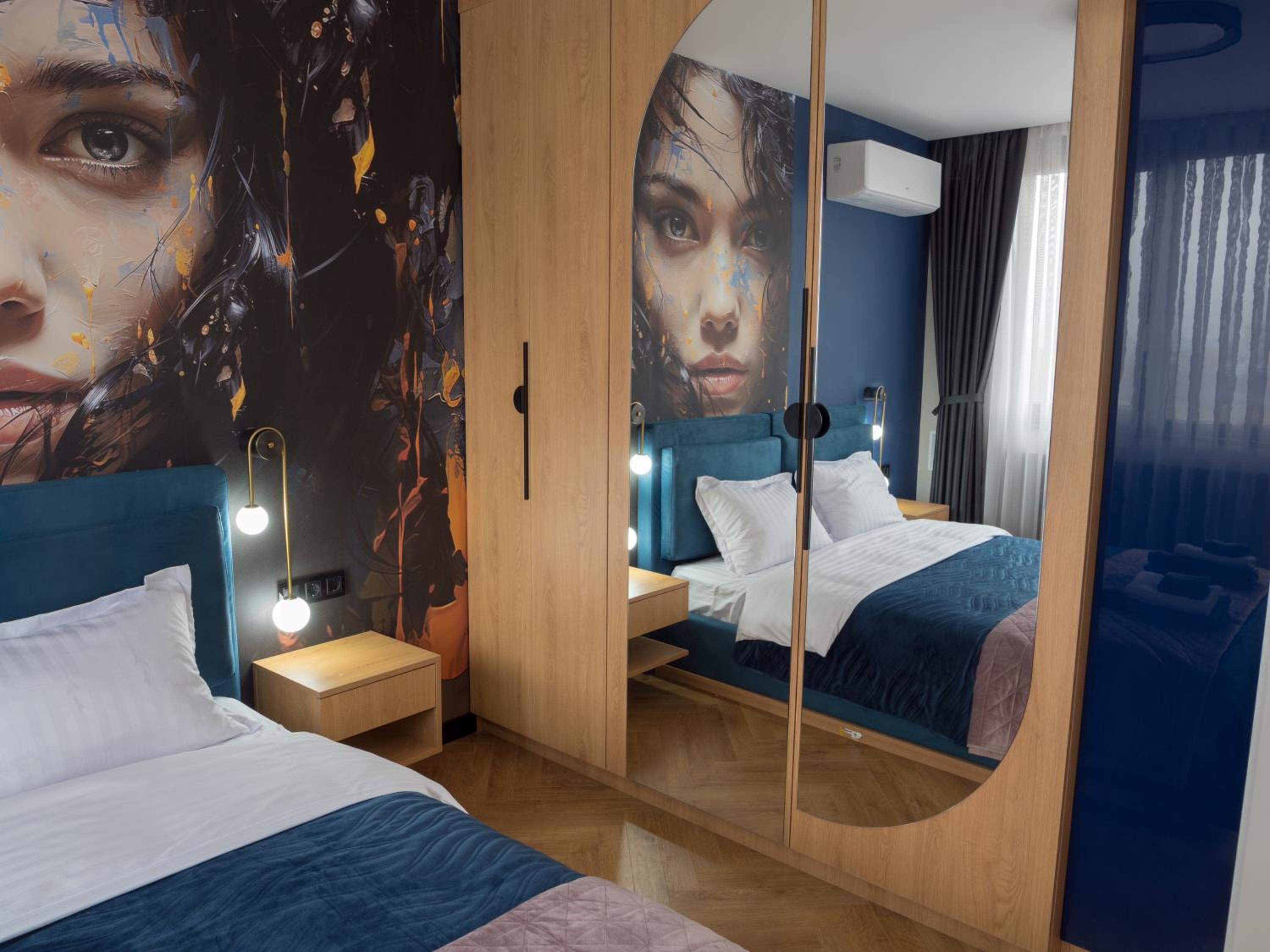 Blue Iris, 2BR, Stunning Views, Jacuzzi and Workspace
