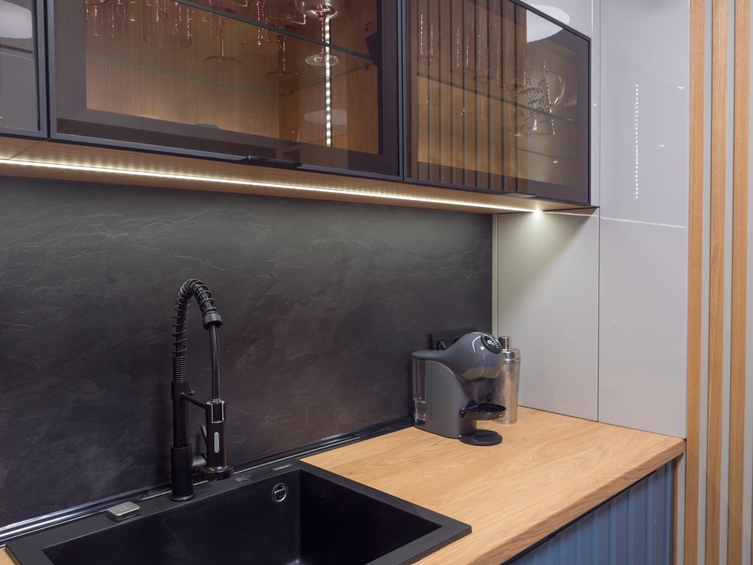 Blue Iris, 2BR, Stunning Views, Jacuzzi and Workspace