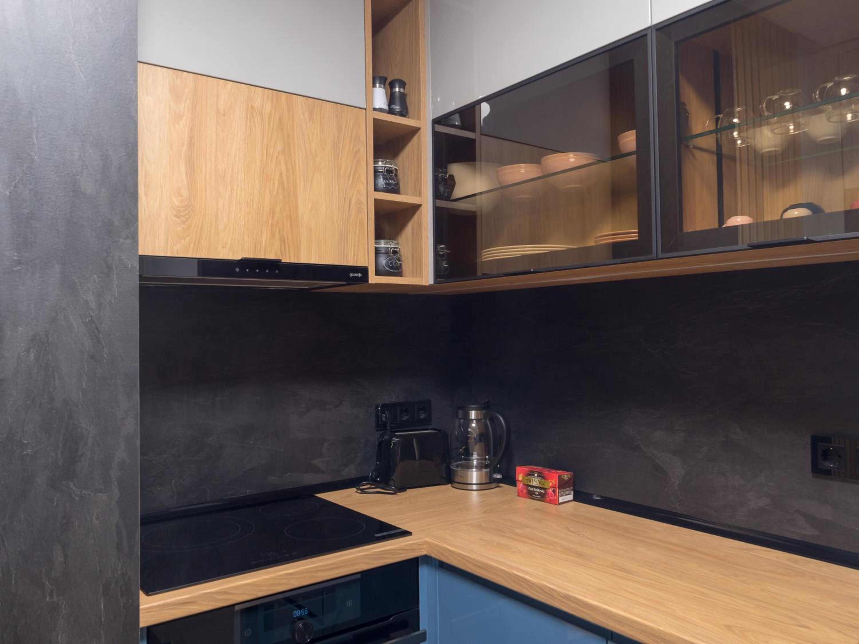 Blue Iris, 2BR, Stunning Views, Jacuzzi and Workspace
