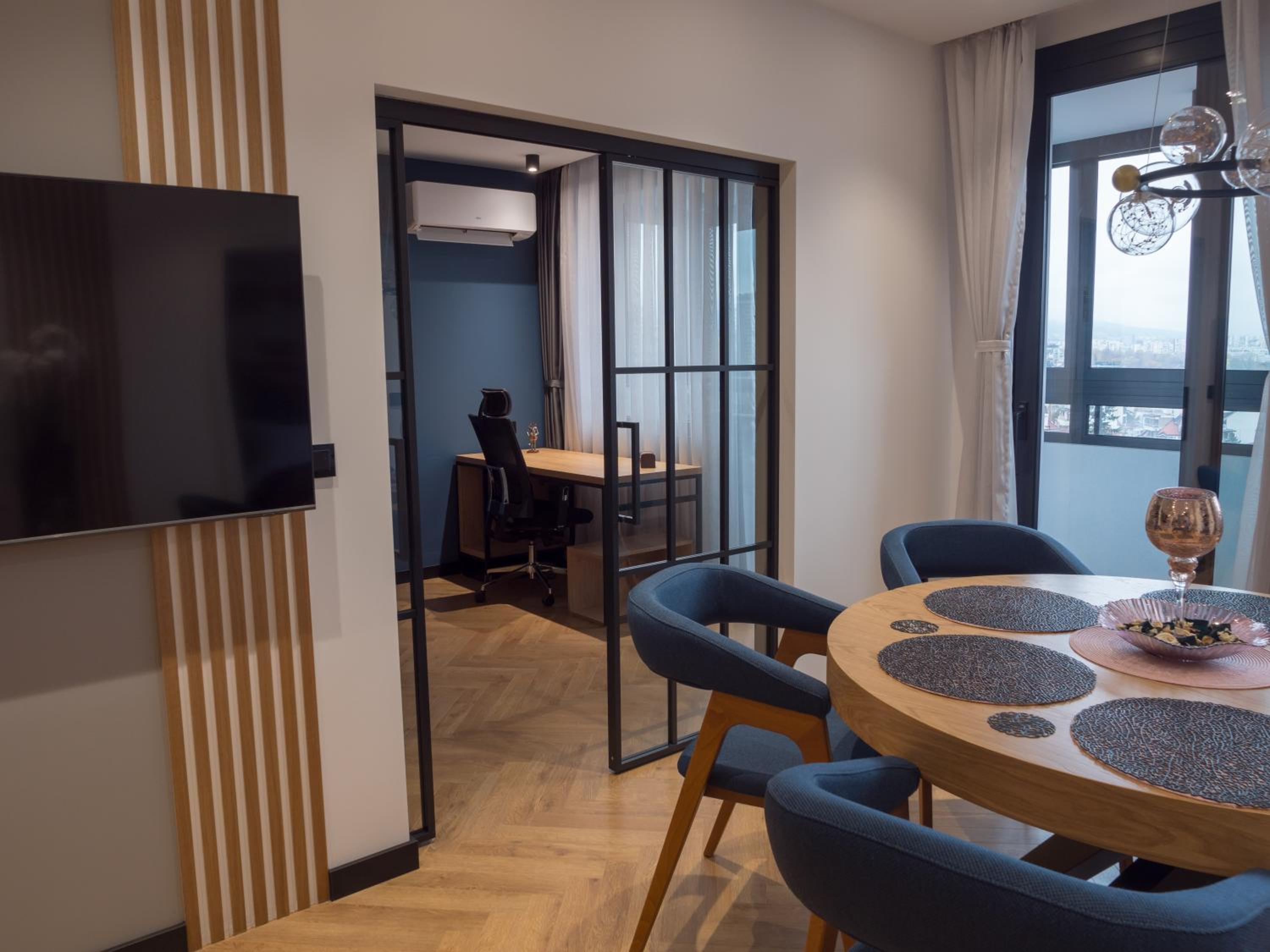 Blue Iris, 2BR, Stunning Views, Jacuzzi and Workspace