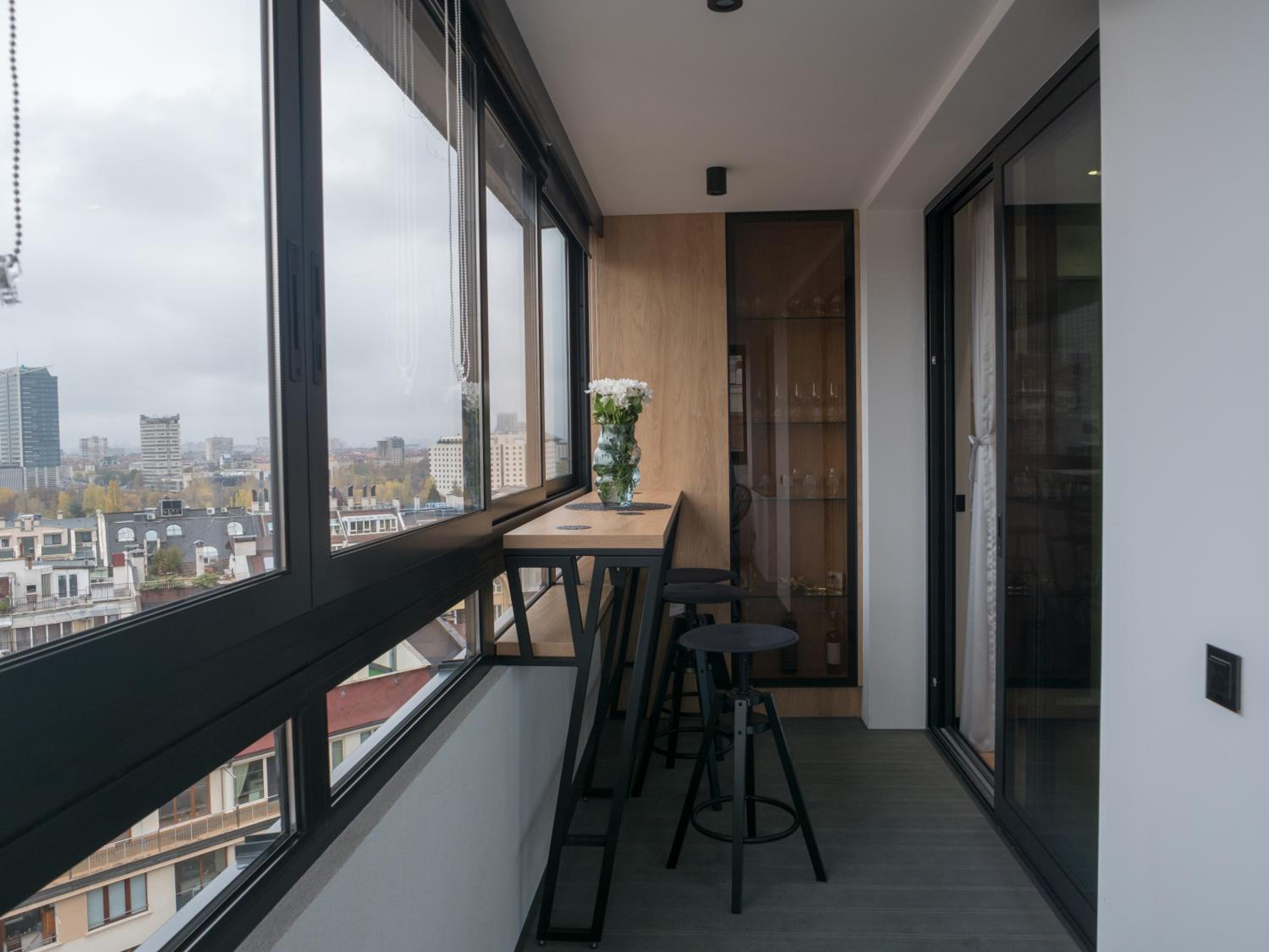 Blue Iris, 2BR, Stunning Views, Jacuzzi and Workspace