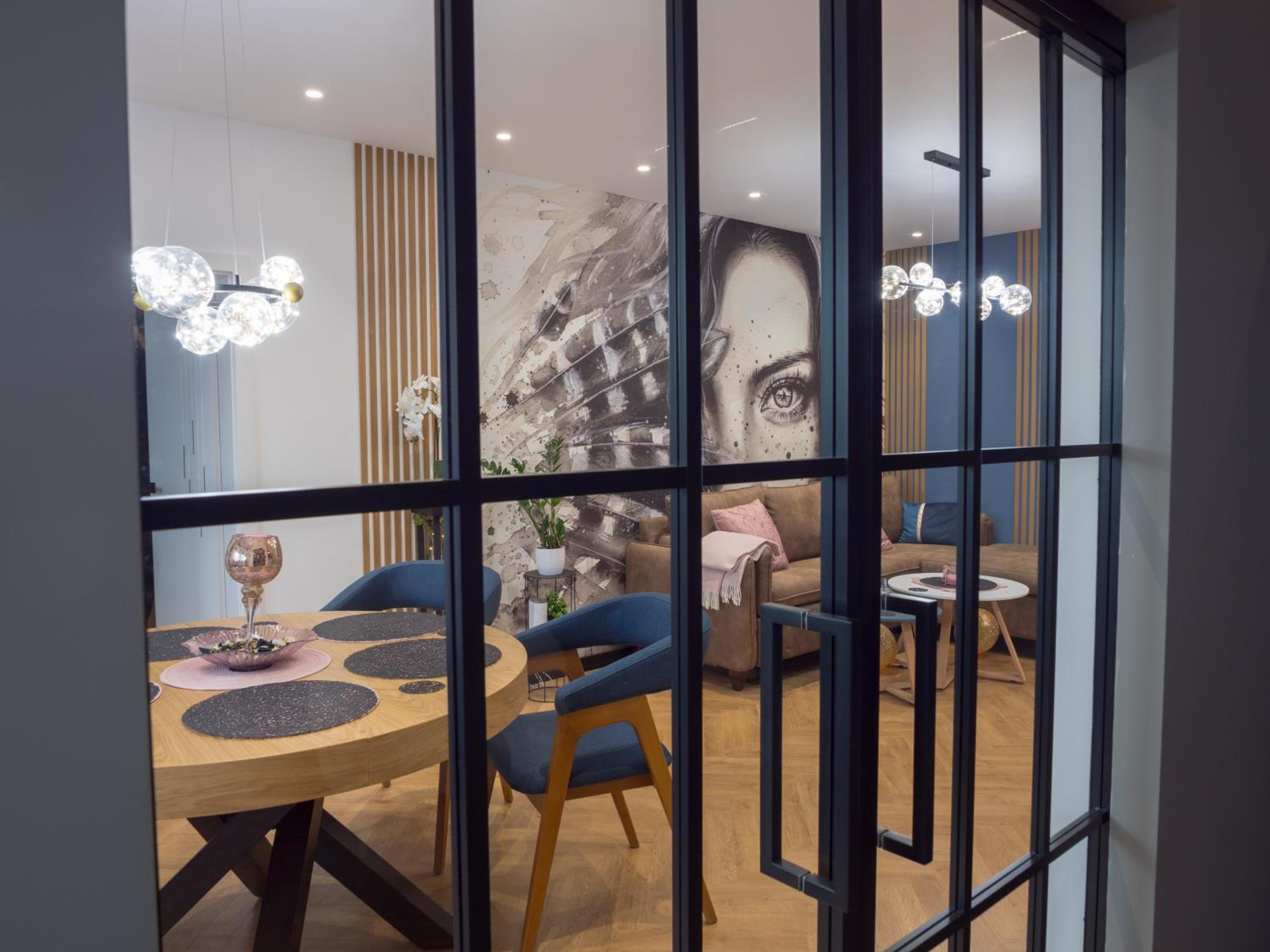Blue Iris, 2BR, Stunning Views, Jacuzzi and Workspace