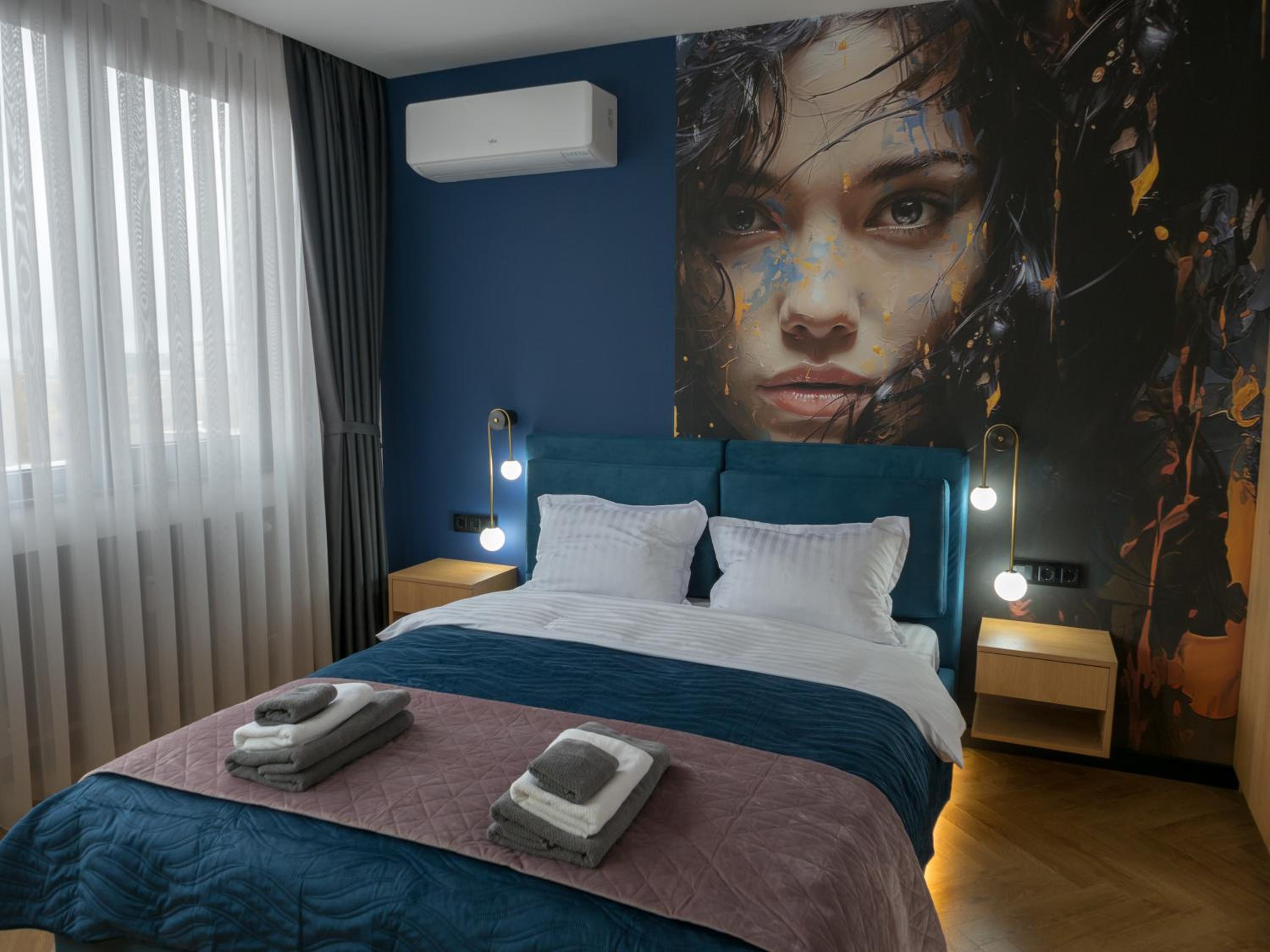 Blue Iris, 2BR, Stunning Views, Jacuzzi and Workspace