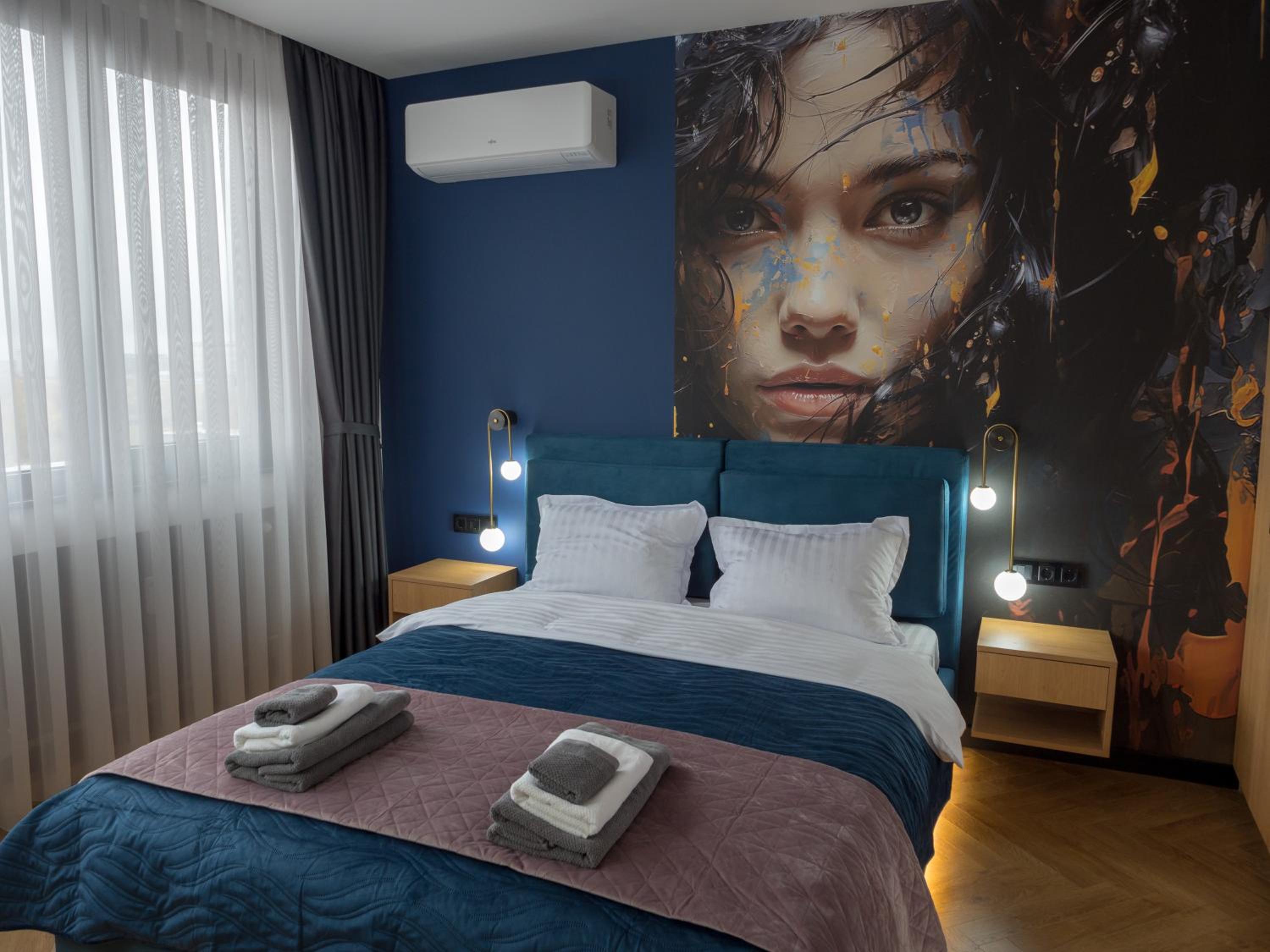 Blue Iris, 2BR, Stunning Views, Jacuzzi and Workspace