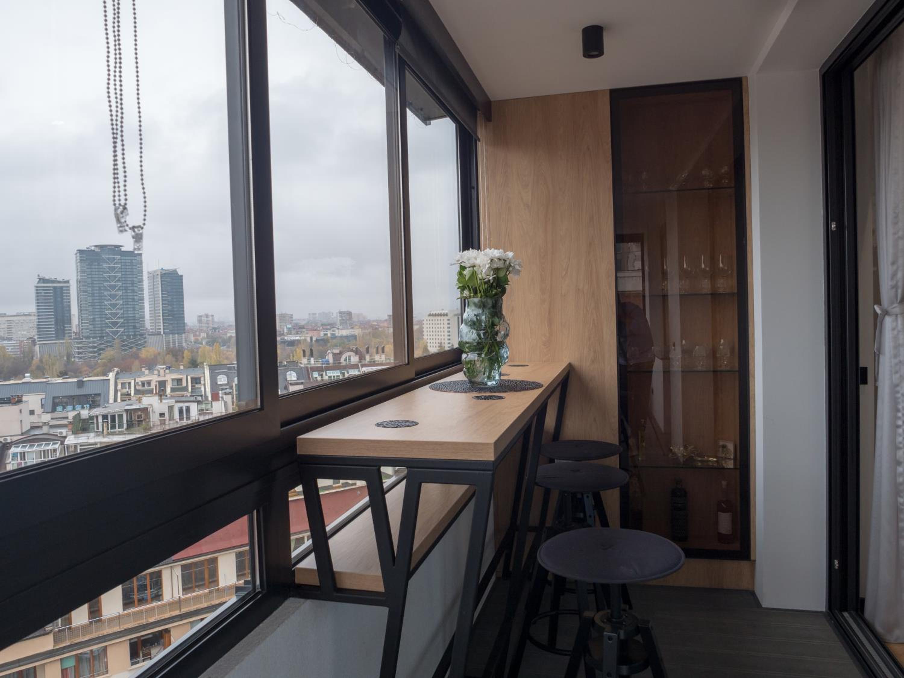 Blue Iris, 2BR, Stunning Views, Jacuzzi and Workspace