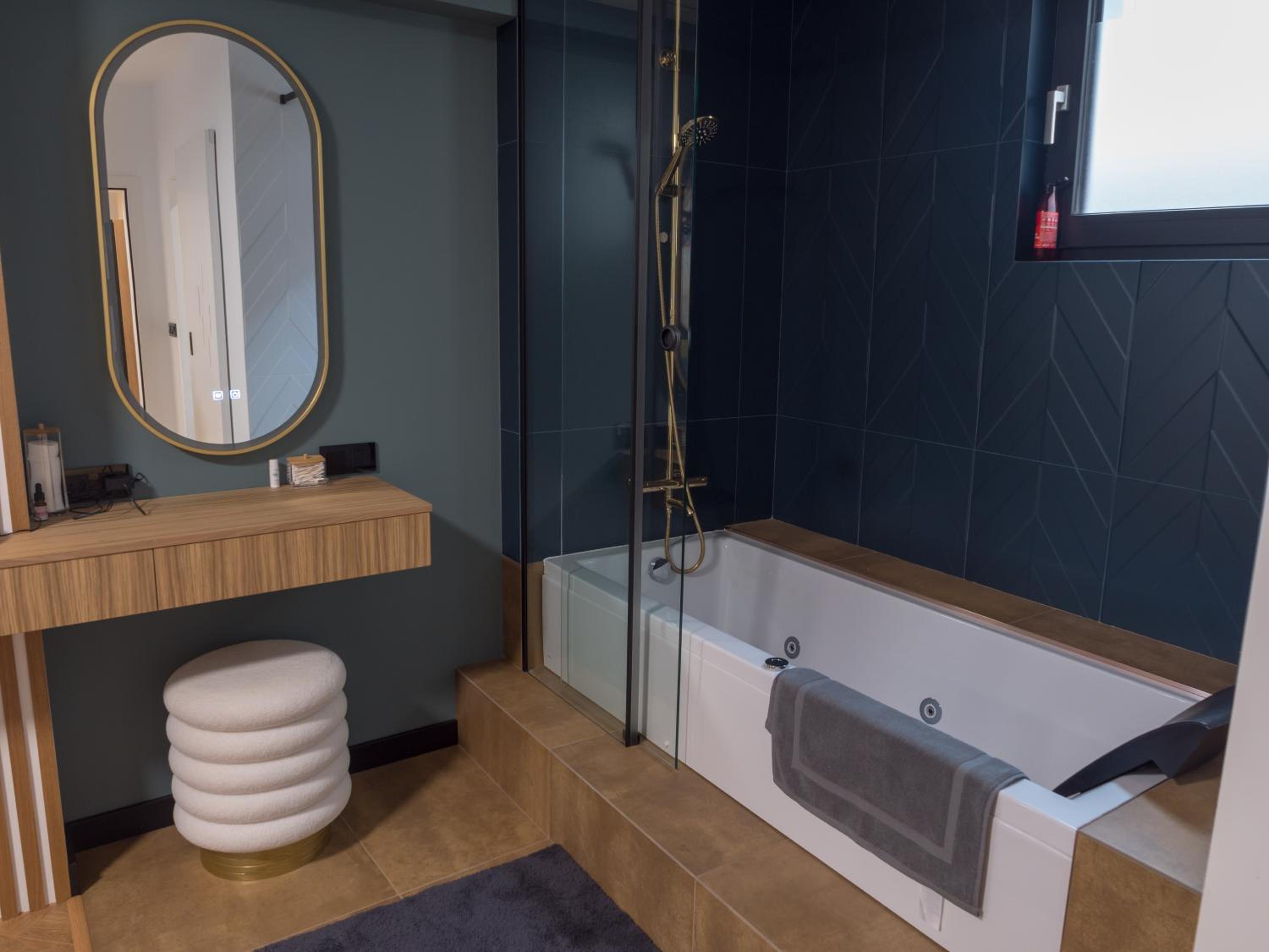 Blue Iris, 2BR, Stunning Views, Jacuzzi and Workspace
