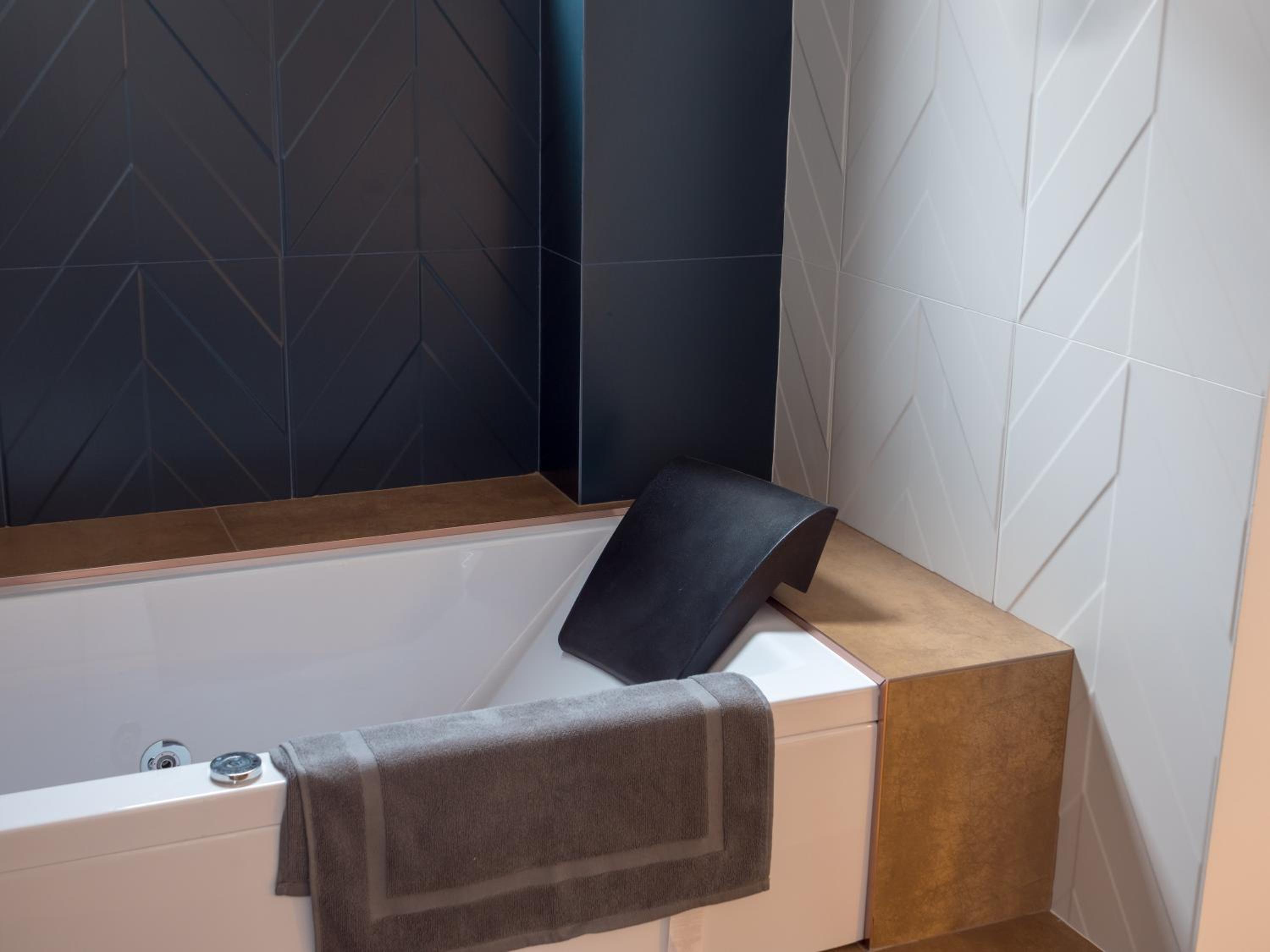 Blue Iris, 2BR, Stunning Views, Jacuzzi and Workspace