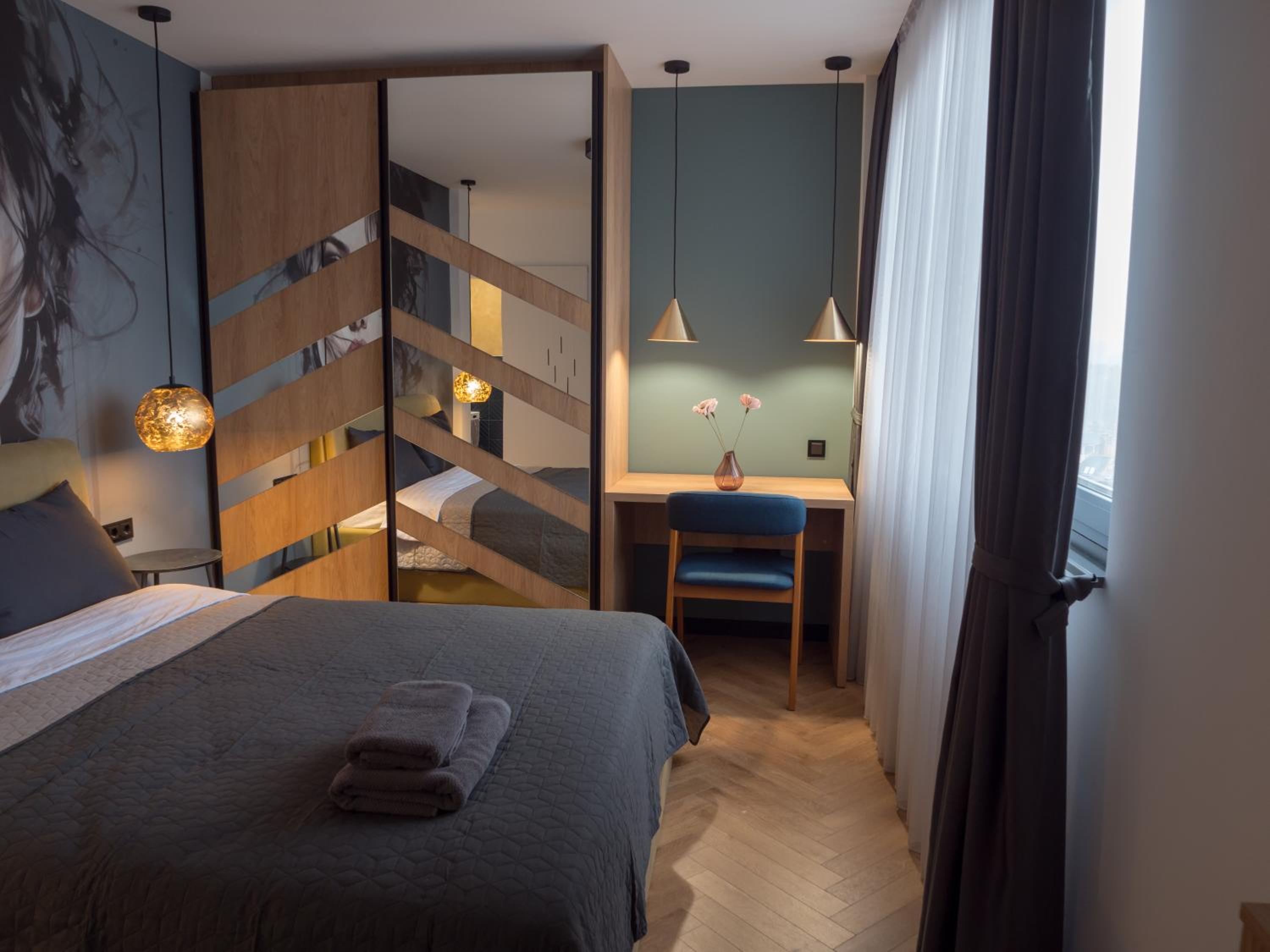 Blue Iris, 2BR, Stunning Views, Jacuzzi and Workspace